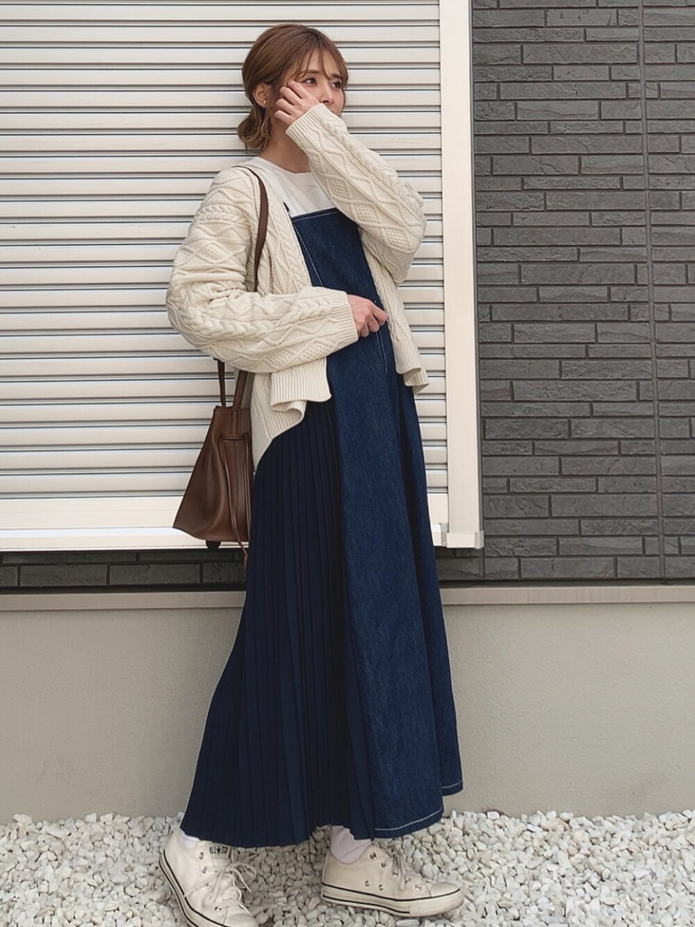 「ジャンパースカート、ダブルクローゼット、GRL、大人カジュアル、低身長コーデ、デニムスタイル」｜「w closetの脇プリーツデニムジャンスカ（ジャンパースカート、ブルー系）」を使った、yunさん（レディース・153cm）の冬コーディネートの1枚目の写真