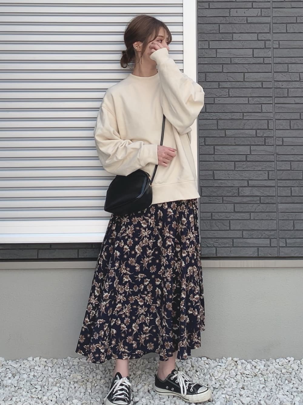 「大人カジュアル、春、ラップスカート、ユニクロ、UNIQLO、GRL、着回しコーデ、きれいめカジュアル、プチプラコーデ」｜「FREE'S MARTの【Sシリーズ対応】モノトーンフラワーラップスカート（スカート、ブルー系）」を使った、yunさん（レディース・153cm）の春コーディネートの1枚目の写真