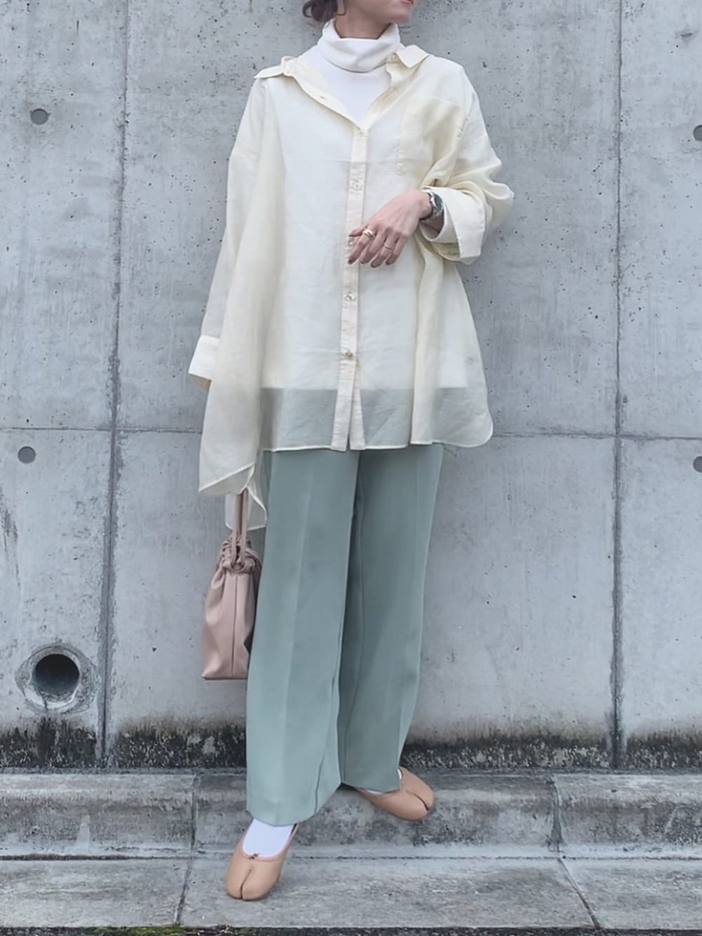 「パステル映える春、シースルー、シアーシャツ、タートルネック、UNIQLO、ラクチンコーデ、春カラー、シンプル、おしゃれさんと繋がりたい、ミントグリーン」｜「Kastaneの透けビックシャツ（シャツ/ブラウス、ホワイト系）」を使った、yunさん（レディース・153cm）の春コーディネートの1枚目の写真