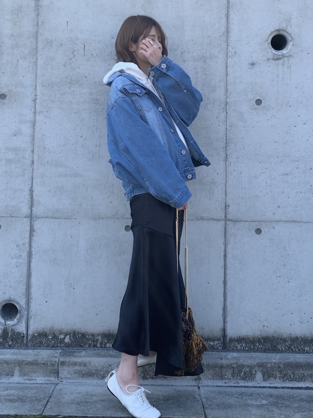 「パステル映える春、GRL、デニムジャケット、LOEWE、カジュアルコーデ、パーカー、シンプル、スカートスタイル、ブラック、低身長コーデ」｜「DONOBANのビッグシルエットデニムジャケット [E]（デニムジャケット、ブルー系）」を使った、yunさん（レディース・153cm）の春コーディネートの1枚目の写真