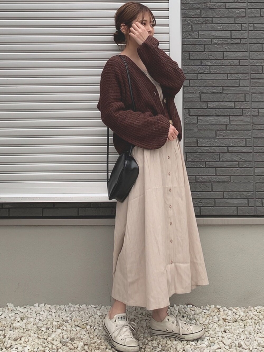 「春コーデ、カジュアルコーデ、ワンピース、GRL、スニーカーコーデ、プチプラコーデ、オトナカジュアル」｜「GRLのケーブル編みニットカーディガン（カーディガン/ボレロ、ブラウン系）」を使った、yunさん（レディース・153cm）の春コーディネートの1枚目の写真