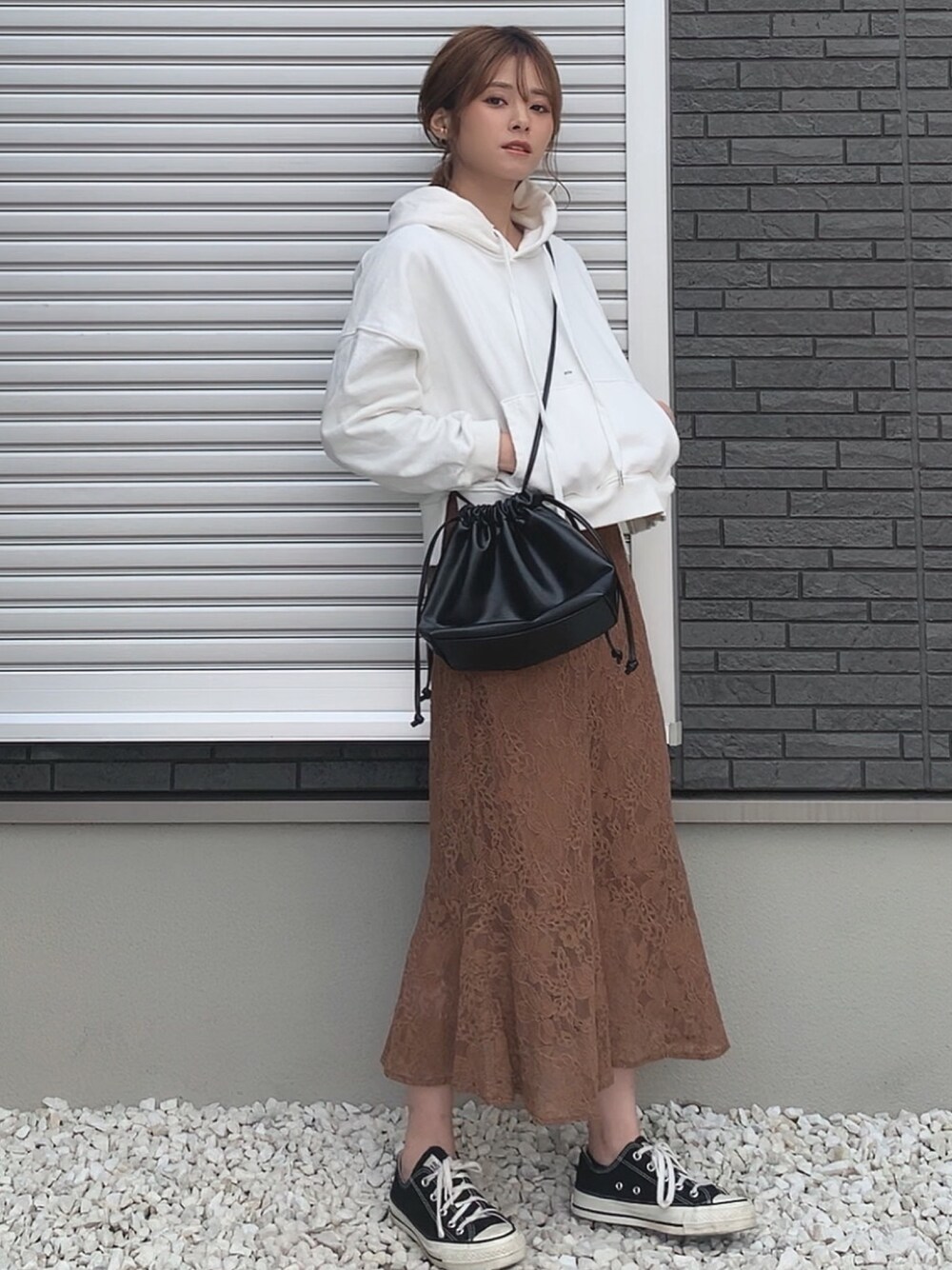 「春コーデ、休日スタイル、マーメイドスカート、レーススカート、パーカー、GRL、プチプラ、スニーカー、ラフ、ガーリー」｜「FREE'S MARTの◇ハイウエストレースマーメードスカート（スカート、ブラウン系）」を使った、yunさん（レディース・153cm）の春コーディネートの1枚目の写真