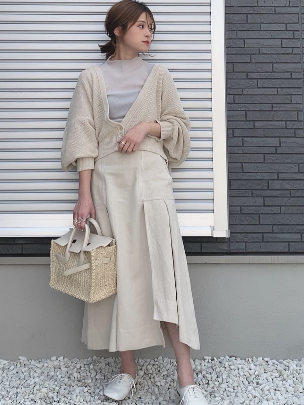 「春コーデ、ROKU、マーキュリーデュオ(MERCURYDUO)、シアートップス、おしゃれさんと繋がりたい、カジュアル、LOEWE、ママコーデ、ベージュ」｜「6の＜6(ROKU)＞MESH V NECK KNIT CARDIGAN/カーディガン（カーディガン/ボレロ、ベージュ系）」を使った、yunさん（レディース・153cm）の春コーディネートの1枚目の写真