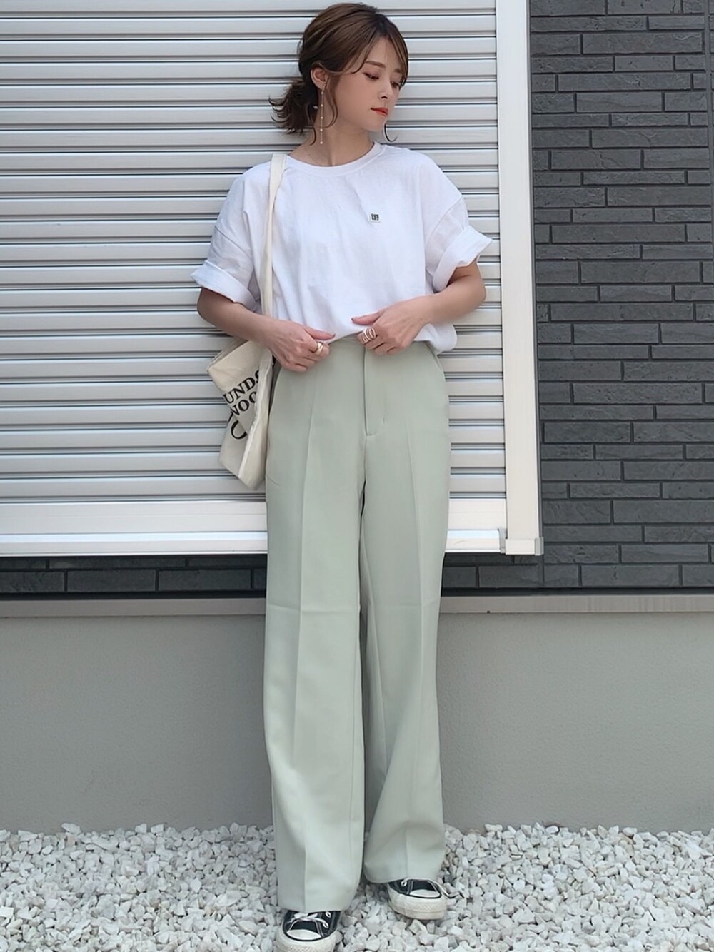 「おうちファッション、オトナカジュアル、シンプル、グリーン、プチプラコーデ、GU、ピスタチオ、コンバース、ラザル、GRL」｜「CONVERSEのCONVERSE/コンバース ビッグシルエット ワンポイント ロゴ刺繍 Tシャツ（Tシャツ/カットソー、ホワイト系）」を使った、yunさん（レディース・153cm）の春コーディネートの1枚目の写真