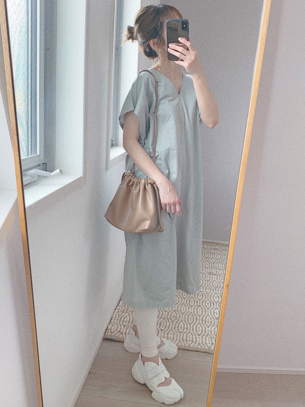 「オトナカジュアル、ユニクロ、UNIQLO、春夏コーデ、おうちファッション、ラフ、休日コーデ、GRL、春、レギンス」｜「UNIQLOのマーセライズコットンコクーンワンピース（半袖）（ワンピース、グレー系）」を使った、yunさん（レディース・153cm）の春コーディネートの1枚目の写真