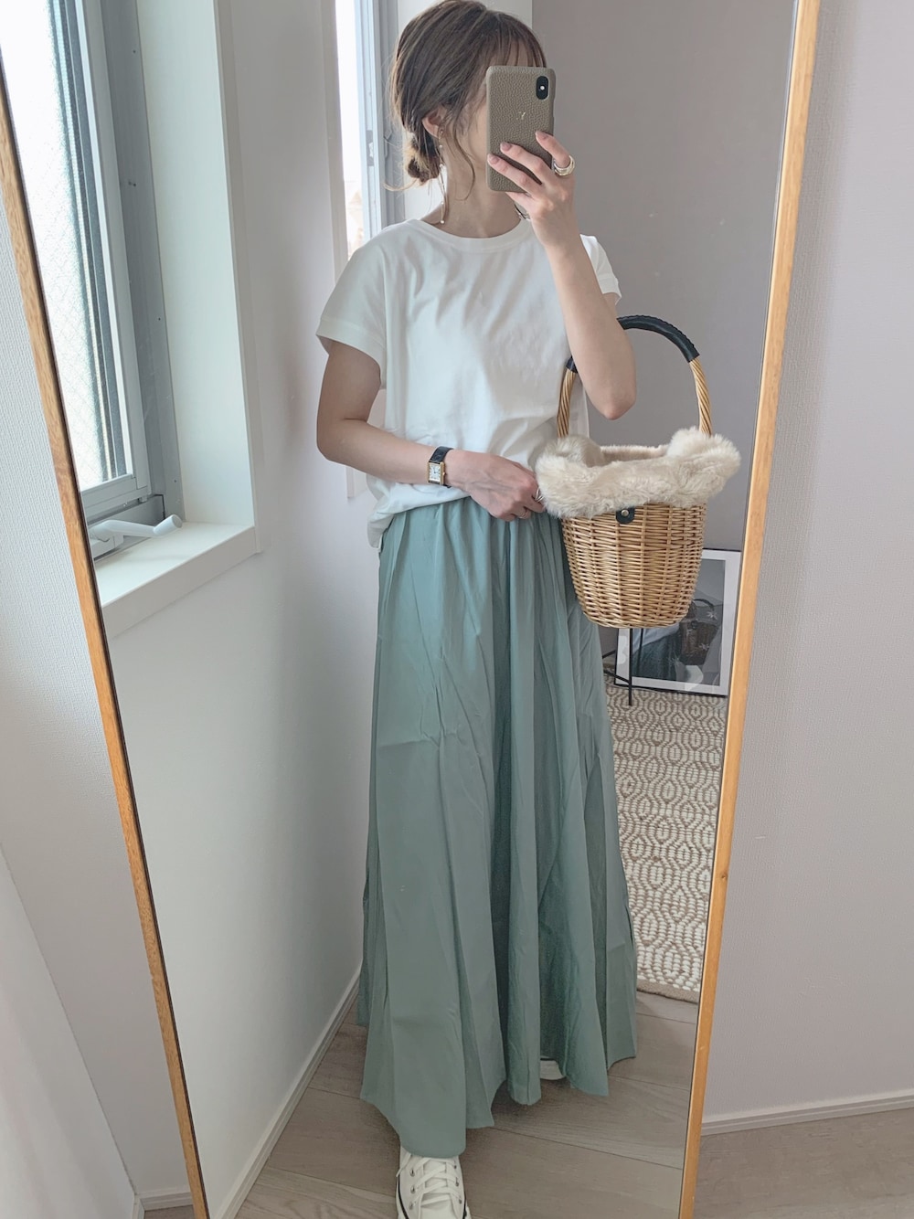 「春夏コーデ、マキシスカート、白Tシャツ、GRL、かごバッグ、おしゃれさんと繋がりたい、大人女子、ミントグリーン」｜「recaのサテンギャザースカート　ツイリースカーフ付き（スカート、グリーン系）」を使った、yunさん（レディース・153cm）の春コーディネートの1枚目の写真