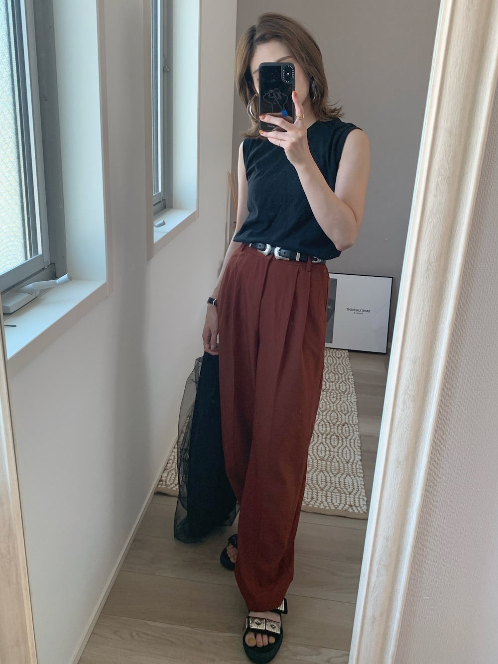 「夏、シンプルコーデ、カラーパンツ、TOGA PULLA、ノースリーブ、低身長コーデ、サンダル、ブラック、GRL」｜「GRLのベーシックストレートパンツ（その他パンツ、ブラウン系）」を使った、yunさん（レディース・153cm）の夏コーディネートの1枚目の写真