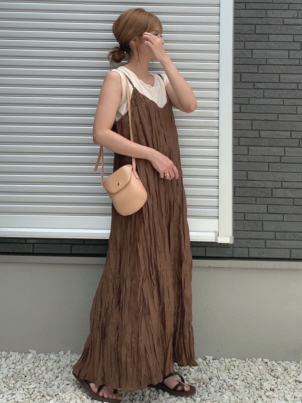 「夏、ロングワンピース、キャミソールワンピ、カジュアル、GRL、シンプルコーデ、きれいめカジュアル、着回しコーデ、秋のコーデ、ママコーデ」｜「Aunt Marie'sのワッシャーロングキャミワンピース / AUNT MARIE'S（ワンピース、ブラウン系）」を使った、yunさん（レディース・153cm）の夏コーディネートの1枚目の写真