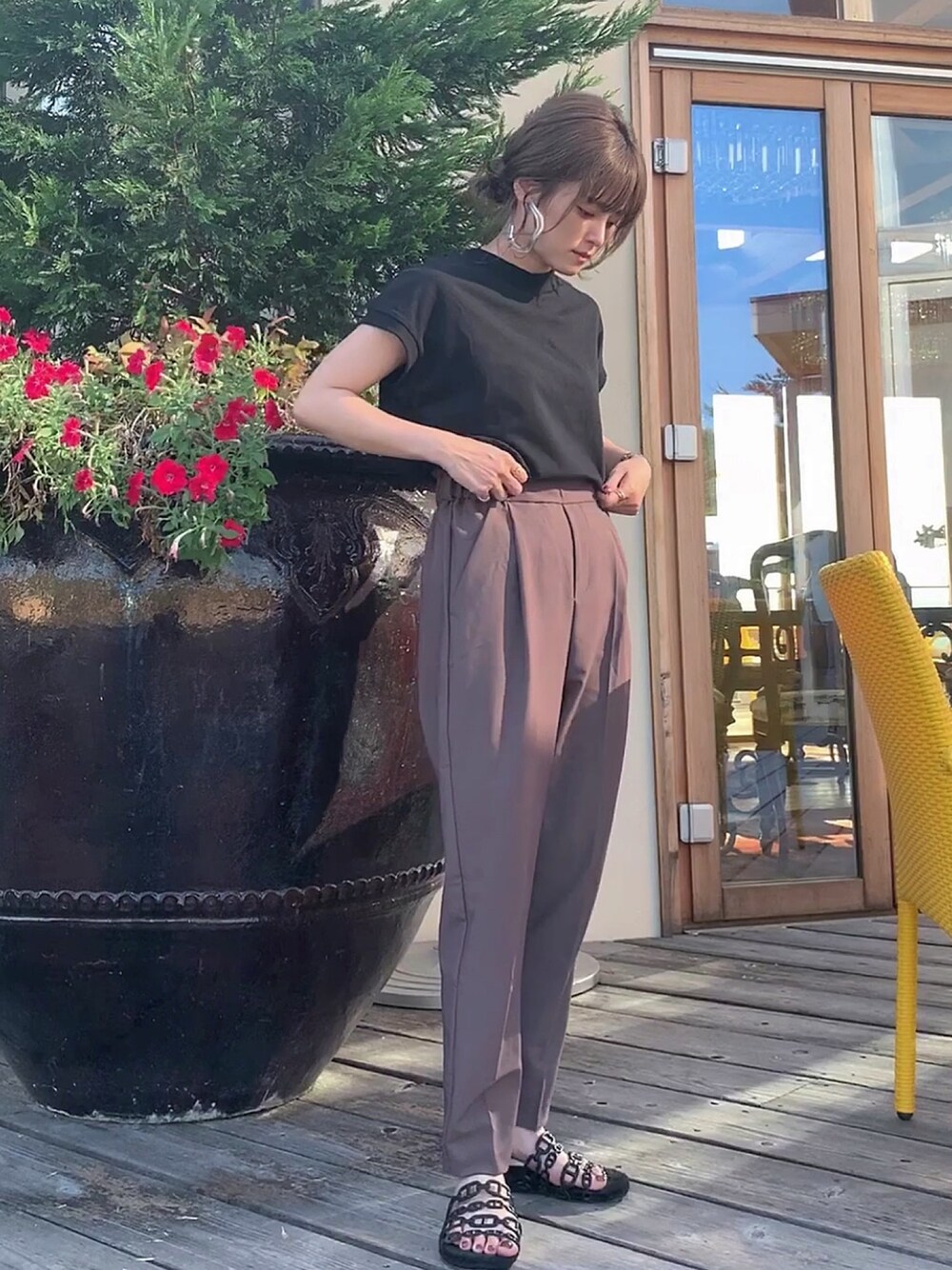 「ラクチンコーデ、センタープレス、GRL、オトナカジュアル、大人カジュアル、きれいめカジュアル、黒、休日スタイル、クラシカルエルフ」｜「classicalelfの無地ミドル丈クルーネックフレンチラグランモックネックTシャツ(半袖)（Tシャツ/カットソー、ブラック系）」を使った、yunさん（レディース・153cm）の夏コーディネートの1枚目の写真