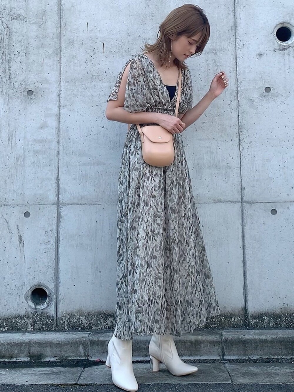 「カジュアルコーデ、オトナカジュアル、ワンピース、秋のコーデ、秋先取りコーデ、マーキュリーデュオ(MERCURYDUO)、ショートブーツ、夏コーデ、プチプラコーデ、大人女子」｜「MERCURYDUOのマーブルペイントフラワーシャーリングワンピース（ワンピース、グリーン系）」を使った、yunさん（レディース・153cm）の夏コーディネートの1枚目の写真