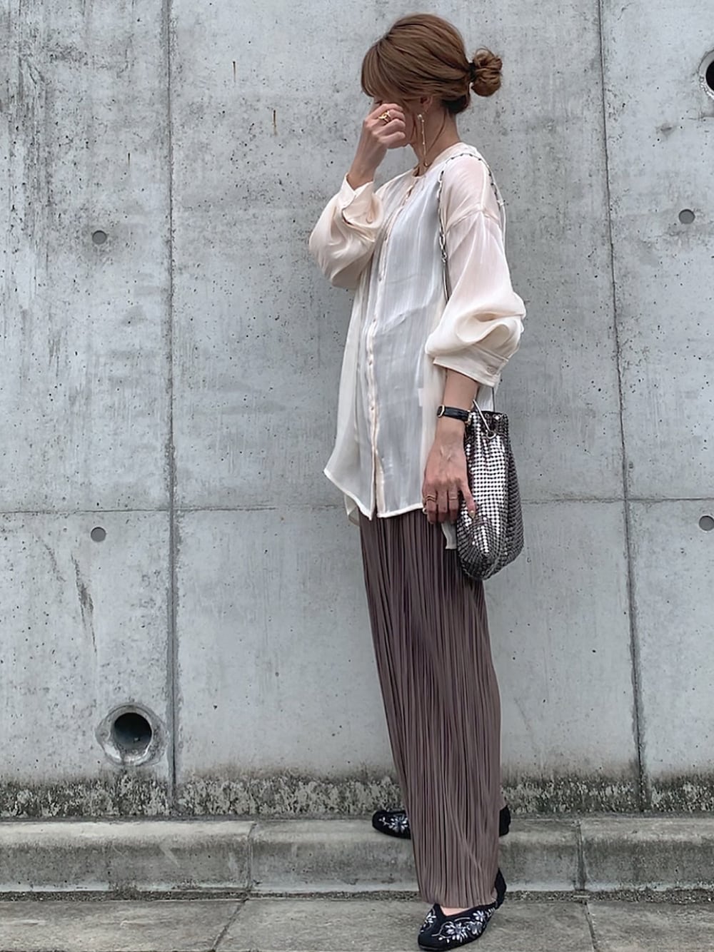 「秋コーデ、レクタングル、GRL、プリーツパンツ、大人カジュアル、ジェリービーンズ、プチプラ、くすみカラー、バレエシューズ」｜「JELLY BEANSのエンブロイダリーフラットシューズ(120-22988)JELLY BEANS(ジェリービーンズ)（パンプス、ブラック系）」を使った、yunさん（レディース・153cm）の秋コーディネートの1枚目の写真