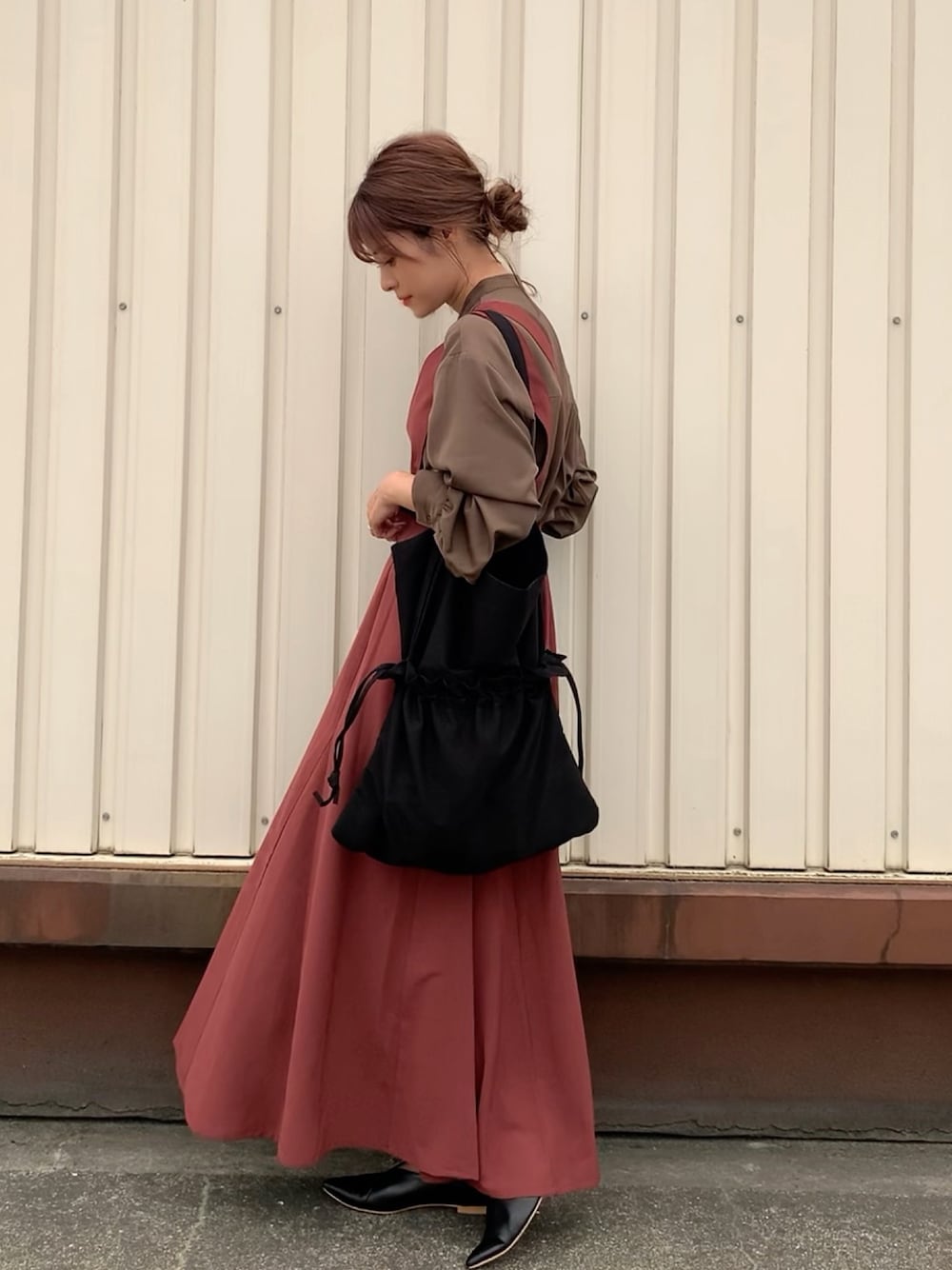 「秋のコーデ、オトナカジュアル、ジャンパースカート、ピンタックシャツ、リエディ(Re:EDIT)、ブラウン、秋服、オトナ女子、低身長コーデ、大人かわいい」｜「Re:EDITの[WEARISTA yun × Re:EDITコラボ][低身長向けSサイズ対応]ピンタックプザムシャツ（シャツ/ブラウス、ブラウン系）」を使った、yunさん（レディース・153cm）の秋コーディネートの1枚目の写真
