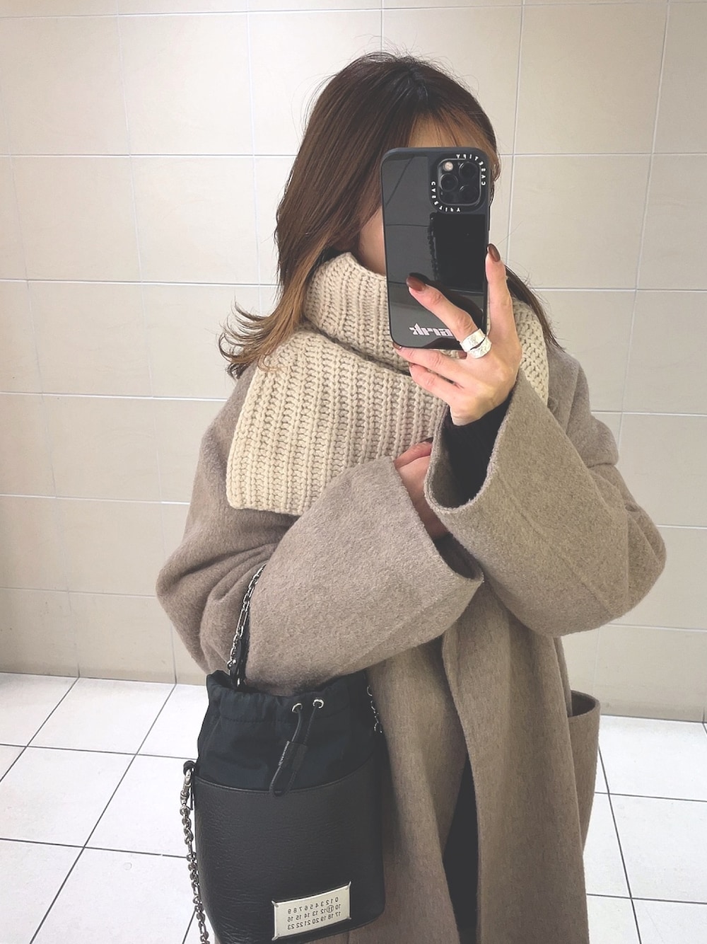 「秋冬コーデ、オトナカジュアル、TODAYFUL、マフラー、オーバーコート、シンプルコーデ、ベージュコーデ、低身長コーデ、着回しコーデ」｜「TODAYFULのボリュームニットネックウォーマー（マフラー、ベージュ系）」を使った、yunさん（レディース・153cm）の冬コーディネートの1枚目の写真