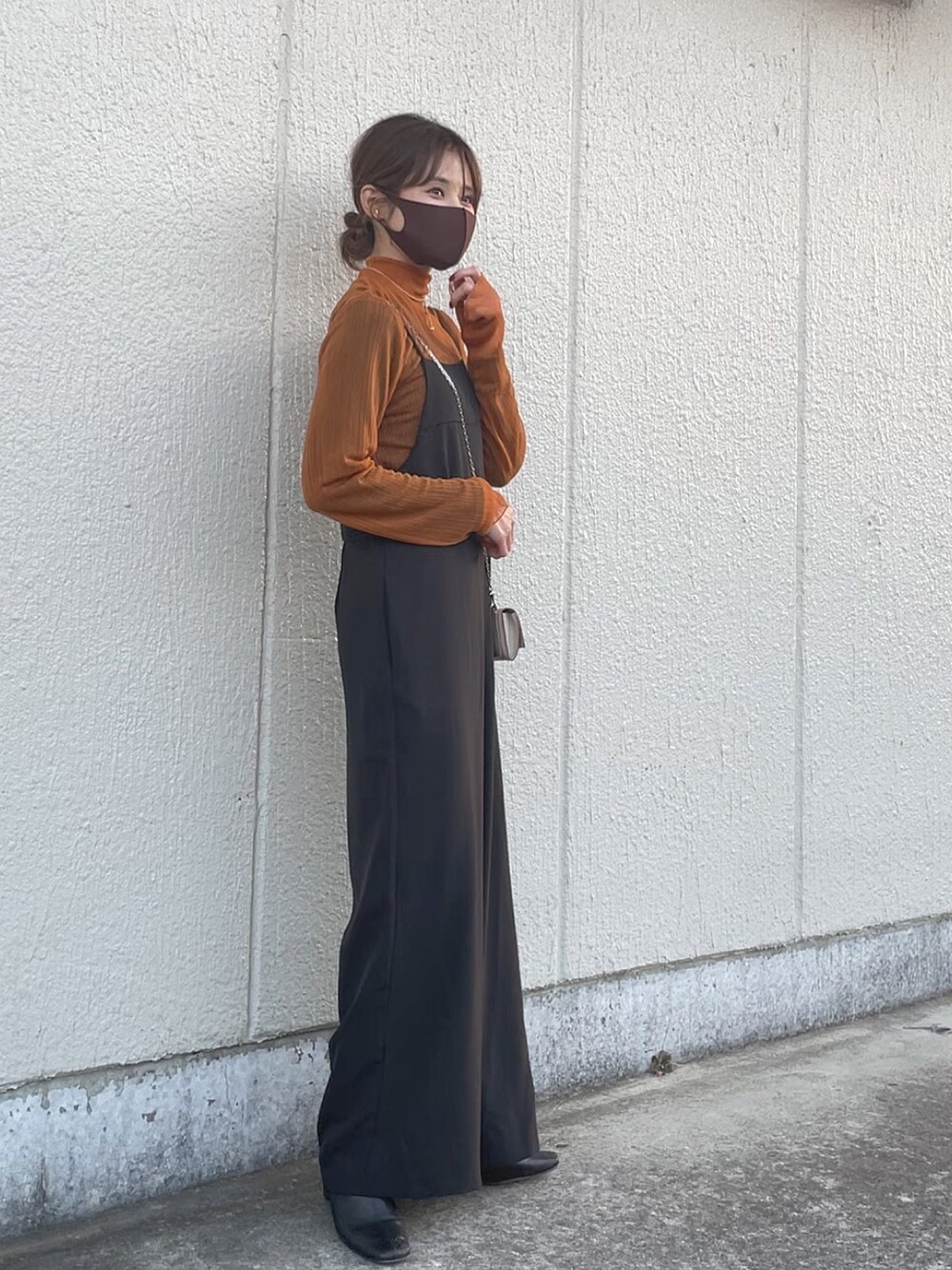「キャミソールサロペット、ユニクロ、UNIQLO、シースルートップス、ROKU、GRL、おしゃれさんと繋がりたい、オールブラック、オールインワン」｜「GRLのストレッチスクエアトゥショートブーツ（ブーツ、ブラック系）」を使った、yunさん（レディース・153cm）の冬コーディネートの1枚目の写真
