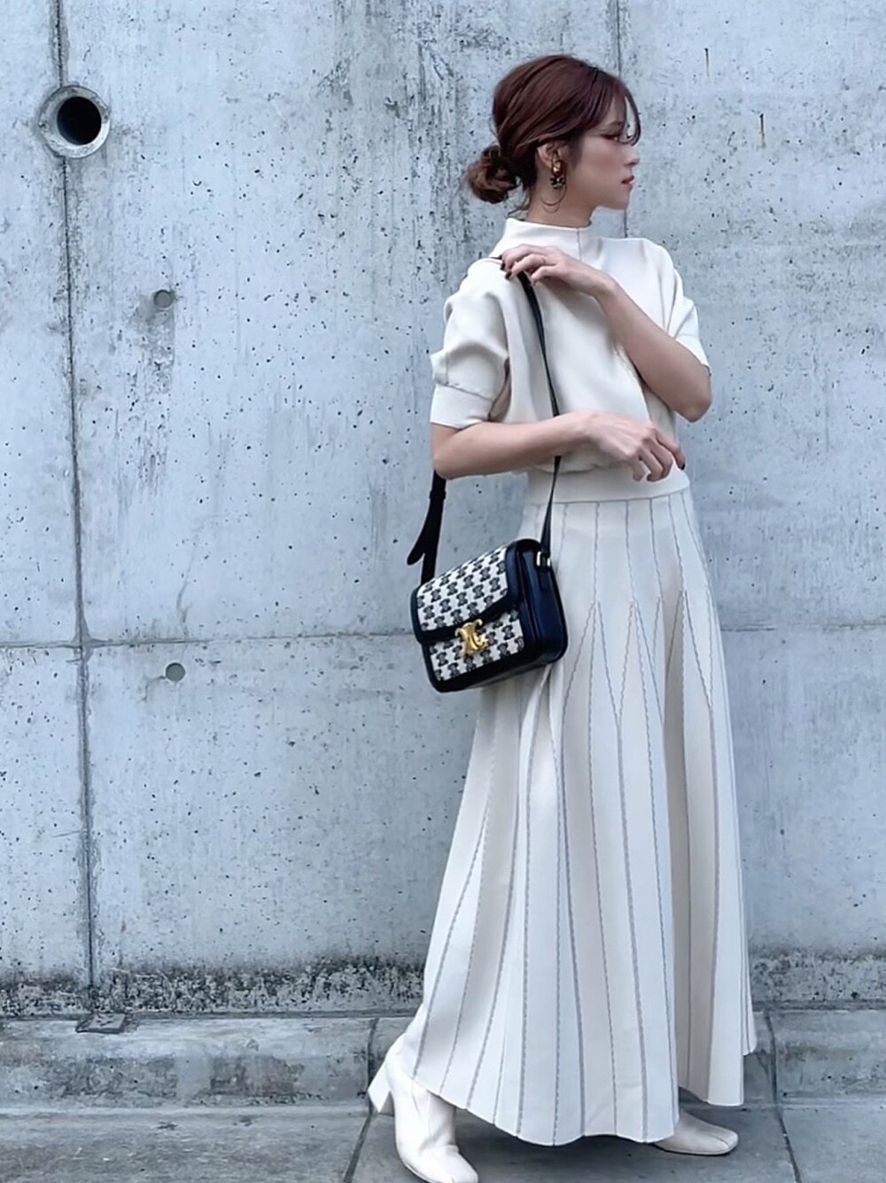 「オトナ女子、ラグナムーン、ワントーンコーデ、ホワイトコーデ、プチプラ、ラフコーデ、キレイめ」｜「LAGUNAMOONのピンタックニットワンピース（ワンピース、ホワイト系）」を使った、yunさん（レディース・153cm）の冬コーディネートの1枚目の写真
