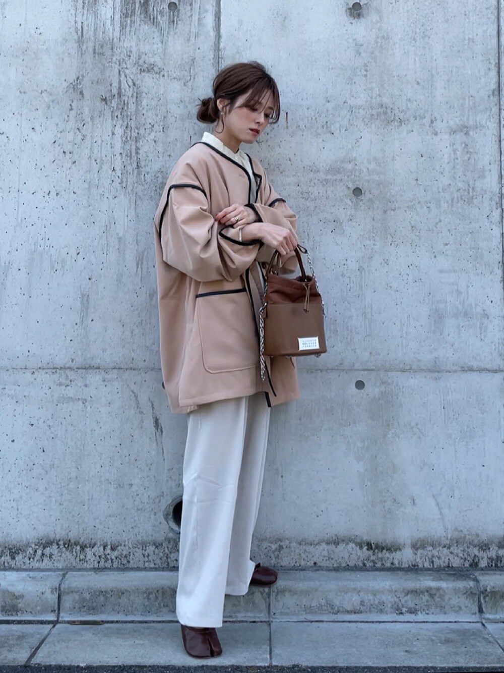 「春めきシューズ、ノーカラーコート、パイピングコート、アントマリーズ、シンプル、シンプルコーデ、オトナカジュアル」｜「Aunt Marie'sのノーカラーパイピングショートトレンチコート / AUNT MARIE'S（トレンチコート、ベージュ系）」を使った、yunさん（レディース・153cm）の春コーディネートの1枚目の写真