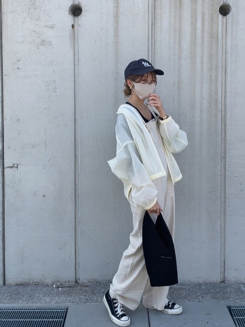 「サロペット、アンティローザホリデー、キャップ、NEW ERA、春めきシューズ、MM6」｜「Auntie Rosa Holidayのリボンストラップリネンサロペット（サロペット/オーバーオール、ホワイト系）」を使った、yunさん（レディース・153cm）の春コーディネートの1枚目の写真