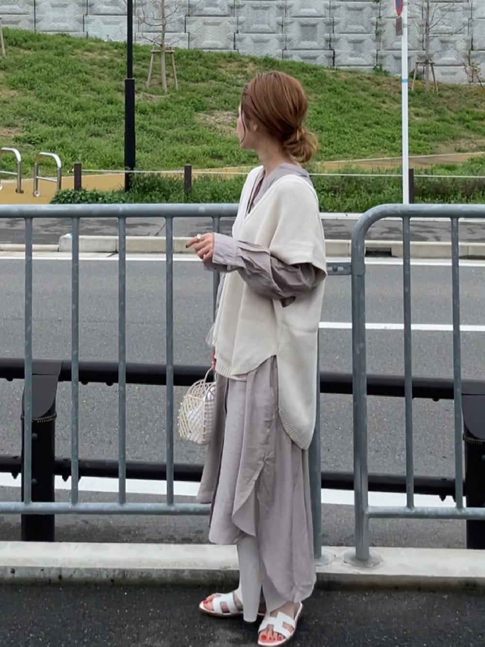 「レトロガール、ニットベスト、シャツワンピ、GRL、シンプル、大人女子、春コーデ、エルメス」｜「RETRO GIRLのニットカフタンベスト（ベスト、ホワイト系）」を使った、yunさん（レディース・153cm）の春コーディネートの1枚目の写真