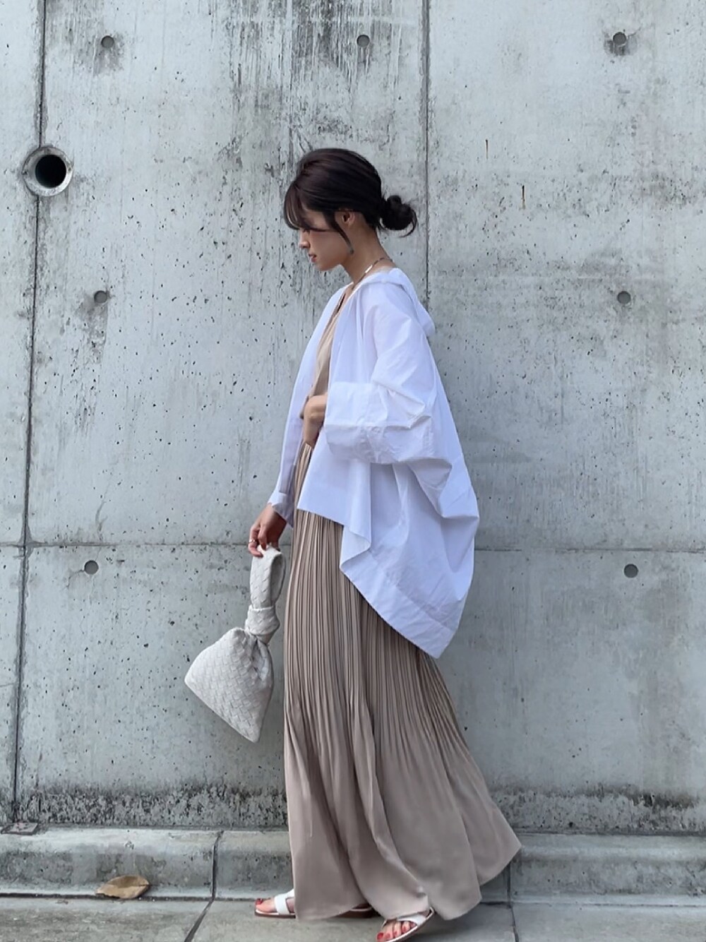 「春コーデ、大人女子、ACYM、休日コーデ、低身長」｜「ACYMのSheer pleats long ワンピース（ワンピース、ベージュ系）」を使った、yunさん（レディース・153cm）の春コーディネートの1枚目の写真