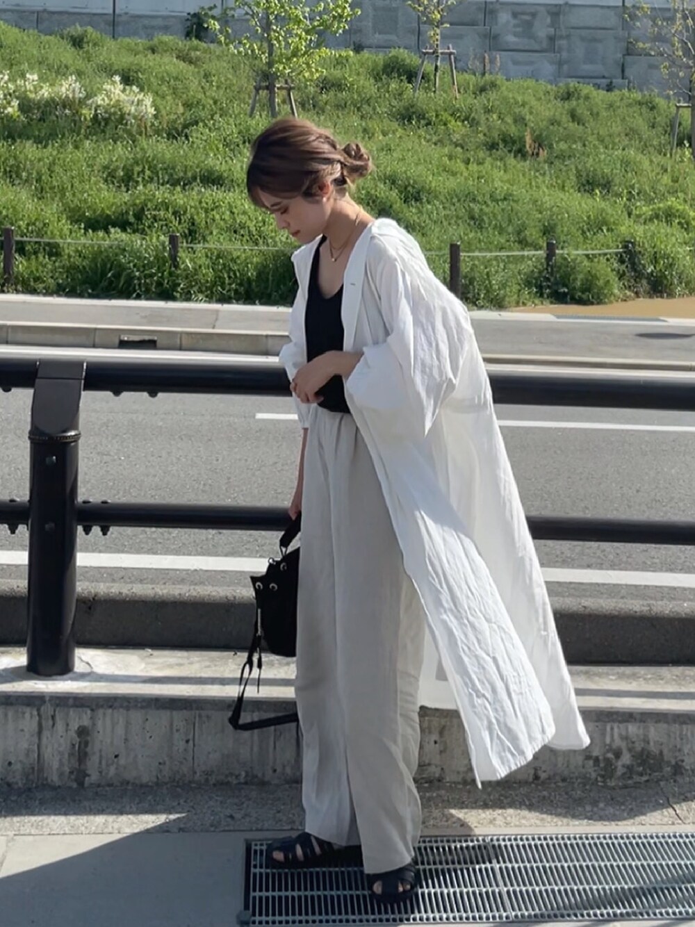 「マルチサイズ、フリークスストア、パンツスタイル、ゆるコーデ、TODAYFUL、大人ガーリー」｜「FREAK'S STOREのリラックスリネンワイドパンツ（その他パンツ、ベージュ系）」を使った、yunさん（レディース・153cm）の春コーディネートの1枚目の写真