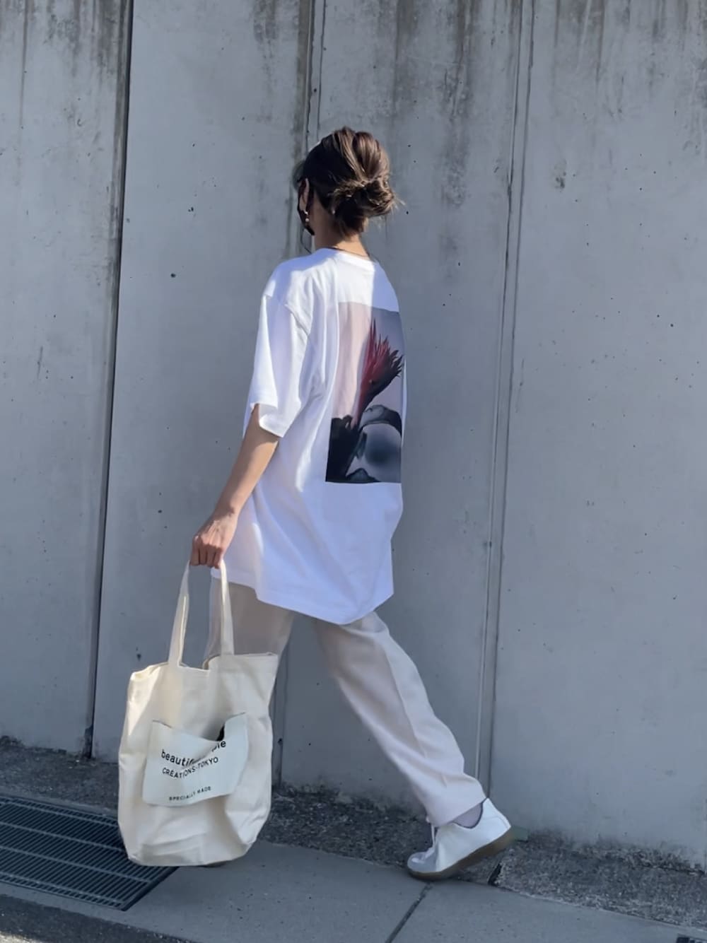 「オトナカジュアル、プチプラコーデ、カラーパンツ、グラフィックＴ、GRL、シンプルコーデ、低身長」｜「COTORICAのRED FROWER Ｔ（Tシャツ/カットソー、ホワイト系）」を使った、yunさん（レディース・153cm）の春コーディネートの1枚目の写真