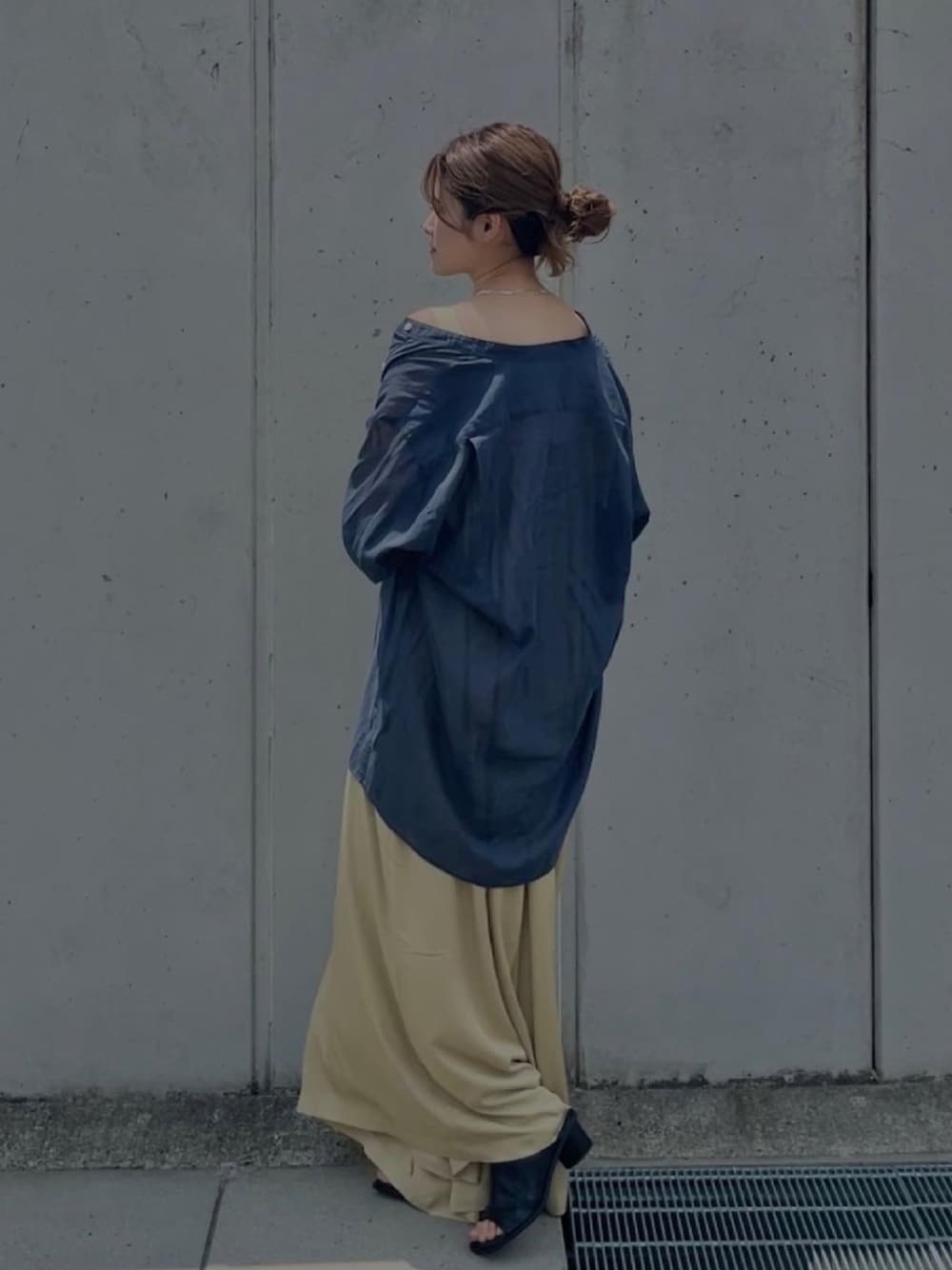 「リラックススタイル、シンプルコーデ、夏、ユニクロ、ロンパース、シアーシャツ、TODAYFUL」｜「TODAYFULのシルキーワイドコンビネゾン（つなぎ/オールインワン、ベージュ系）」を使った、yunさん（レディース・153cm）の夏コーディネートの1枚目の写真