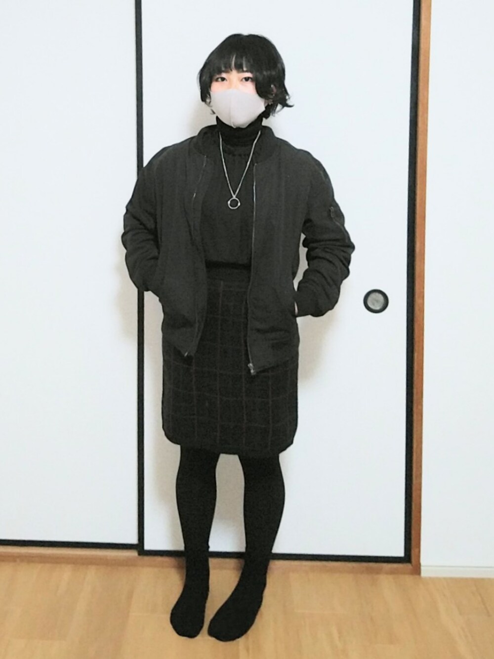 「黒、黒コーデ、全身黒、ネックレス、リングネックレス、カッコイイ女子、かっこいい系、クール、ハイネック、ショートヘア」｜「LOWRYS FARMのアイテム（スカート、ブラック系）」を使った、okamotoさん（レディース・156cm）の冬コーディネートの1枚目の写真