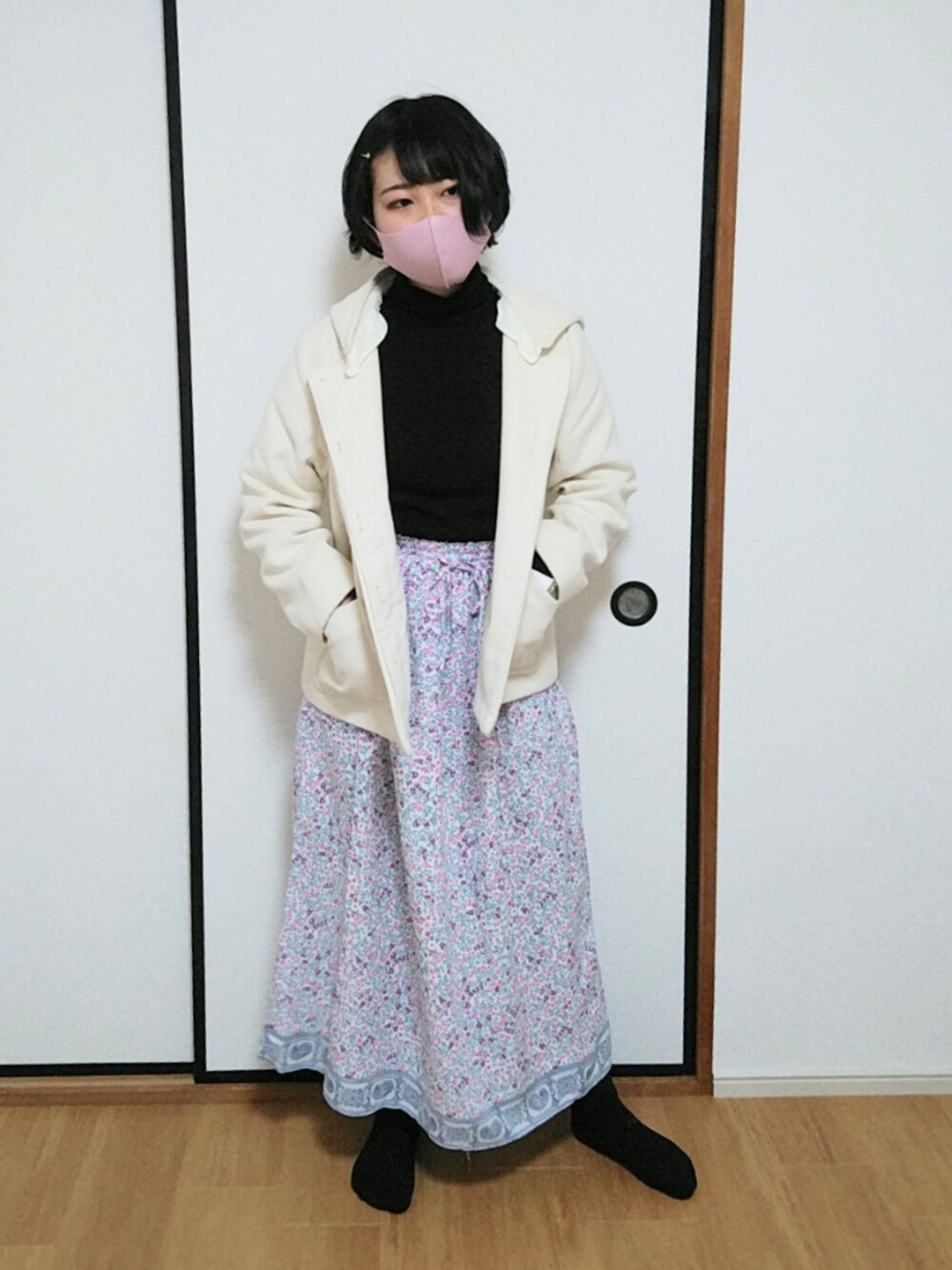 「白アウター、タートルネック、タートルネックニット、黒タートルネック、GRL、柄スカート、ロングスカート、奇抜、ガラガラ、ショートヘア」｜「UNIQLOのシャイニーリブハイネックセーター（長袖）（ニット/セーター、ブラック系）」を使った、okamotoさん（レディース・156cm）の冬コーディネートの1枚目の写真
