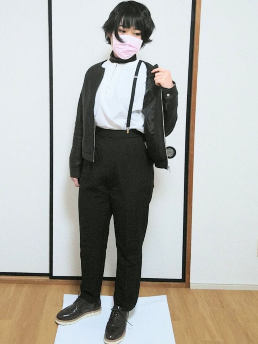 「サスペンダー、スラックス、スラックスパンツ、ライダースジャケット、ブラウス、白ブラウス、メンズライク、メンズライクコーデ、ドレスシューズ、ショートヘア」｜「clearの≪2020AW新作≫センタープレスベーシックテーパードパンツ/カラーパンツ（スラックス、ブラック系）」を使った、okamotoさん（レディース・156cm）の冬コーディネートの1枚目の写真