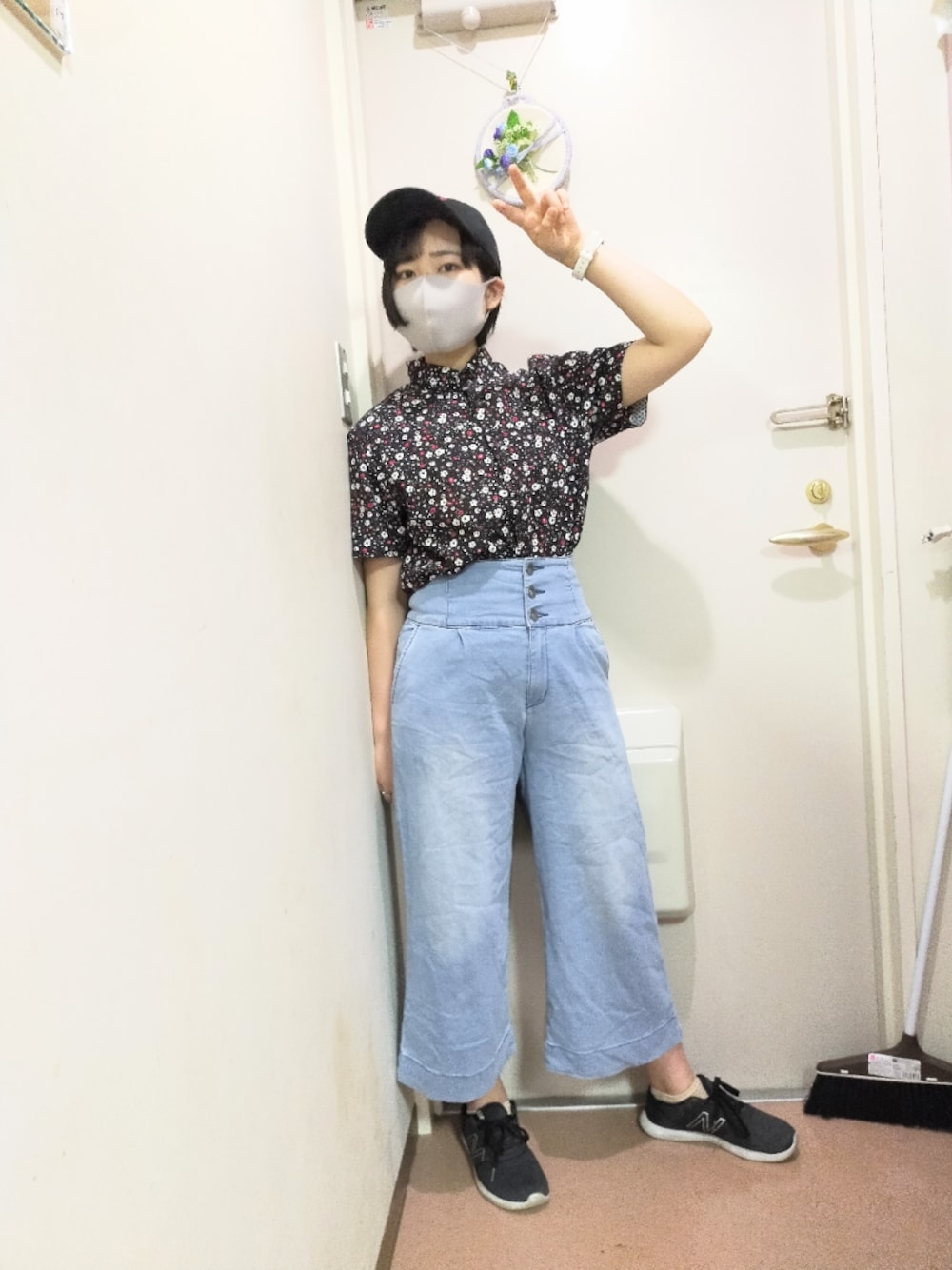 「adidas、アディダス、キャップ 黒、ハイウエスト、ハイウェストパンツ、ハイウエストデニム、柄シャツ、柄トップス、花柄シャツ、ショートヘア」｜「アメリカで購入したものですのアイテム（Tシャツ/カットソー、ブラック系）」を使った、okamotoさん（レディース・156cm）の夏コーディネートの1枚目の写真