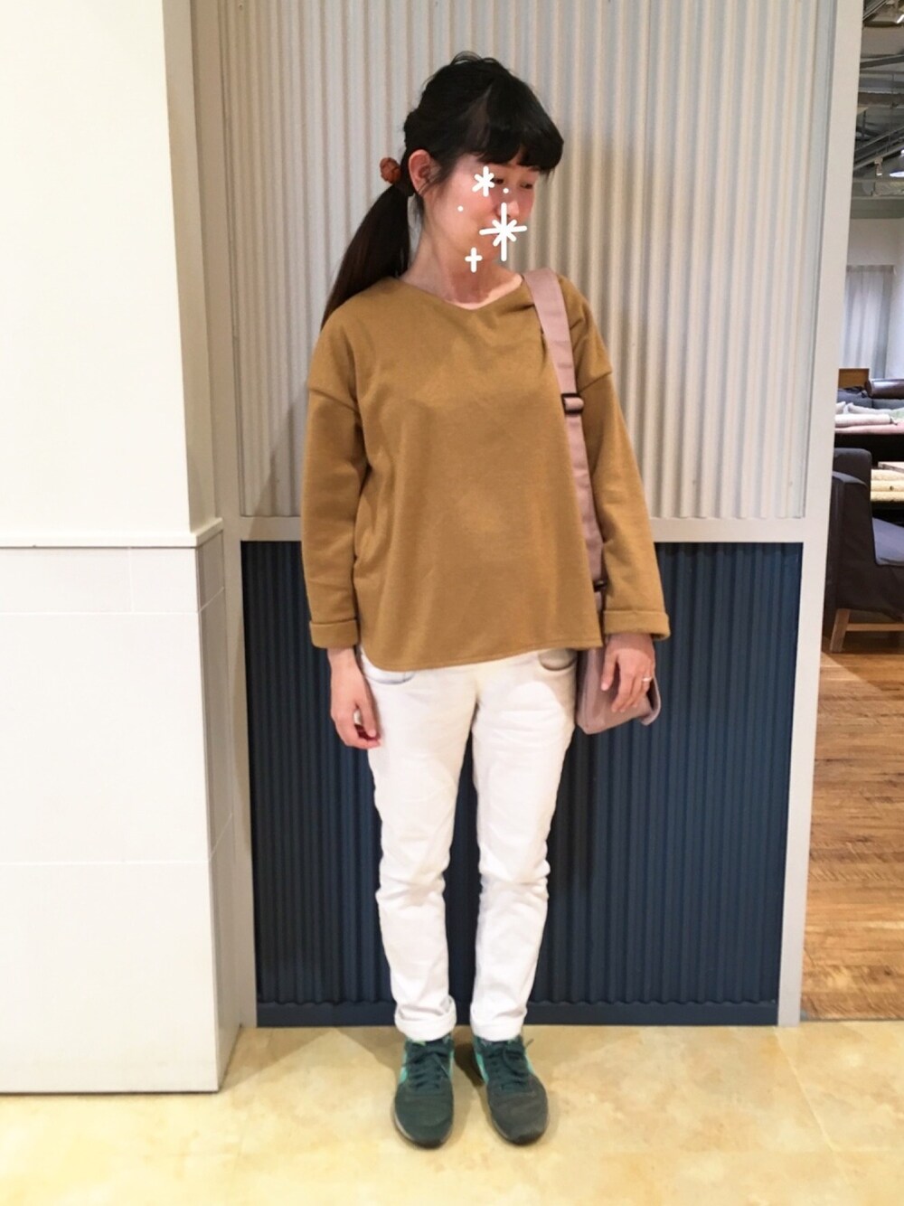 「おさがり、キャメル、スキニーデニム、いつもの、マタニティデニム」｜「BEAMS BOYのBEAMS BOY / レザーボール ヘアゴム（ヘアゴム、ブラウン系）」を使った、やぷさん（レディース・155cm）の春コーディネートの1枚目の写真