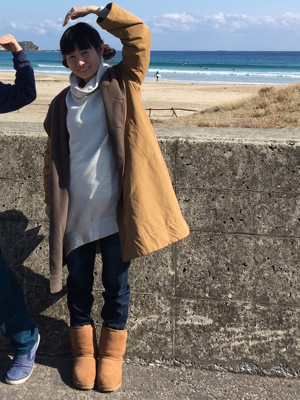 「家族旅行、マタニティデニム、ガールフレンドデニム」｜「NATURAL LAUNDRYのアイテム（ジャケット/アウター、ベージュ系）」を使った、やぷさん（レディース・155cm）の春コーディネートの1枚目の写真
