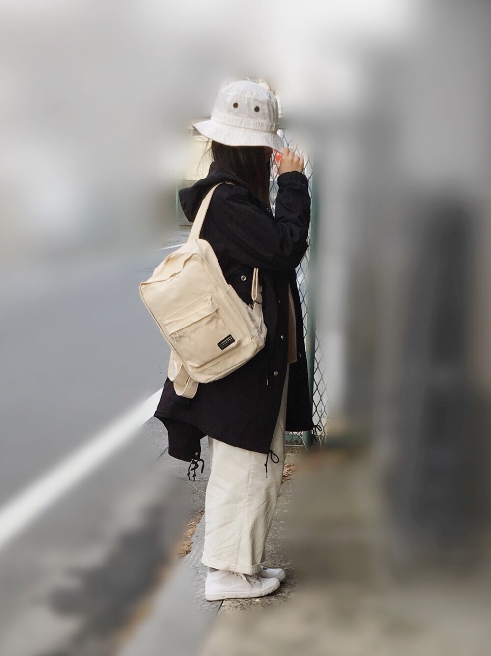 「白黒コーデ、ワイドパンツ、春だー‼️、リュック×スニーカー、モッズコート」｜「？のアイテム（ハット、ホワイト系）」を使った、やぷさん（レディース・155cm）の春コーディネートの1枚目の写真