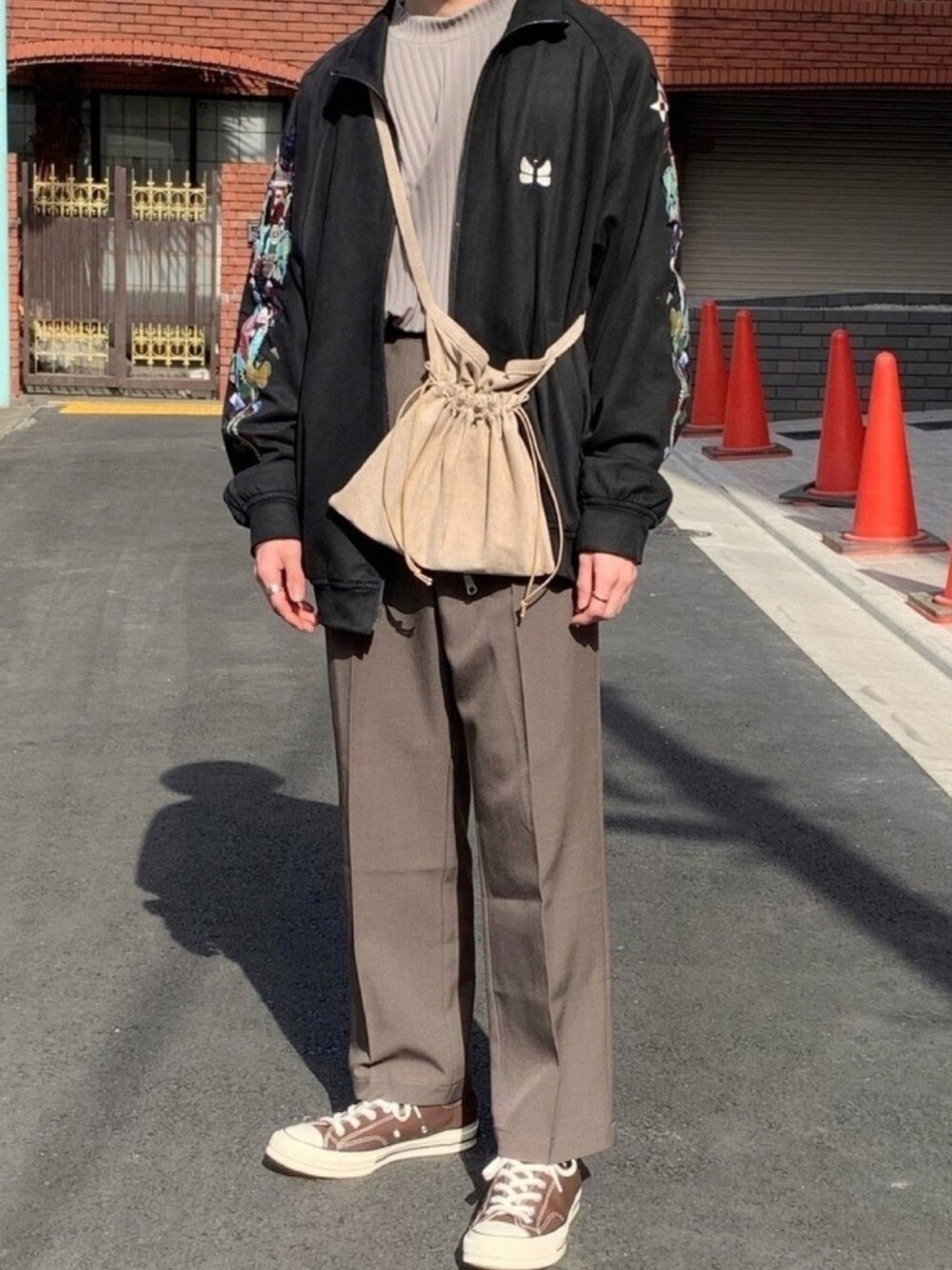 「CT70s、古着、春コーデ」｜「古着のアイテム（スラックス、ブラウン系）」を使った、ゆーさん（メンズ・166cm）の春コーディネートの1枚目の写真