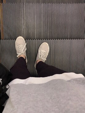 「LACOSTE（ラコステ）のアイテム（スウェット、グレー系）」を使った、AYAさん（レディース）の春コーディネート