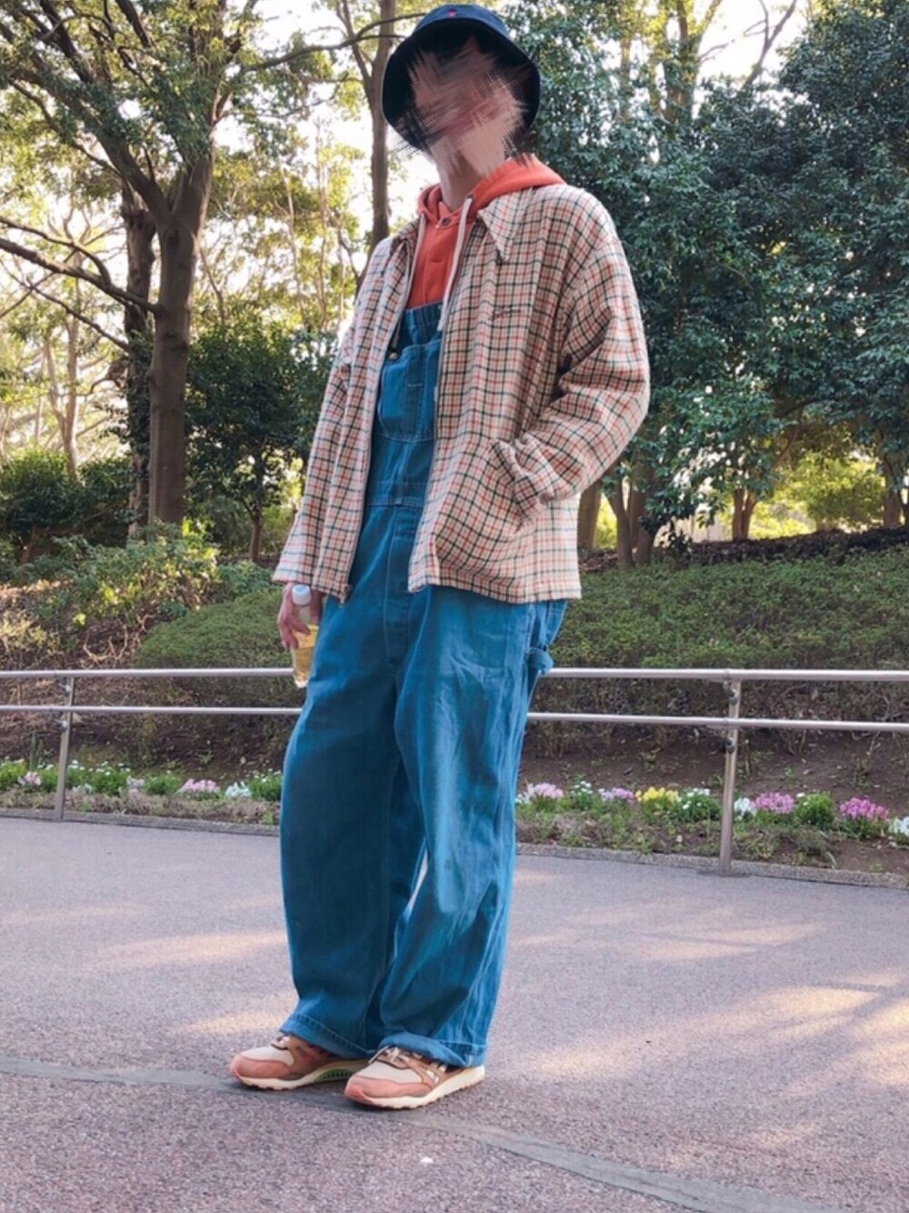 「古着、ストリートMIX、春、カジュアル、オーバーオール、reebok」｜「WEGOのアイテム（ハット、ブルー系）」を使った、スメアゴルさん（メンズ・178cm）の春コーディネートの1枚目の写真