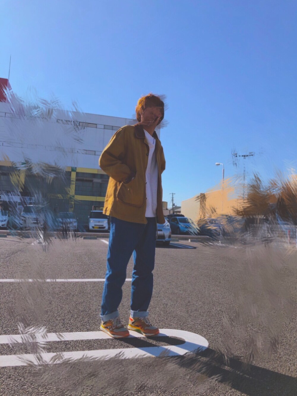 「シンプル、ハンティングジャケット、デニムパンツ、スウェット、スニーカー」｜「Leeのアイテム（デニムパンツ、ブルー系）」を使った、スメアゴルさん（メンズ・178cm）の秋コーディネートの1枚目の写真