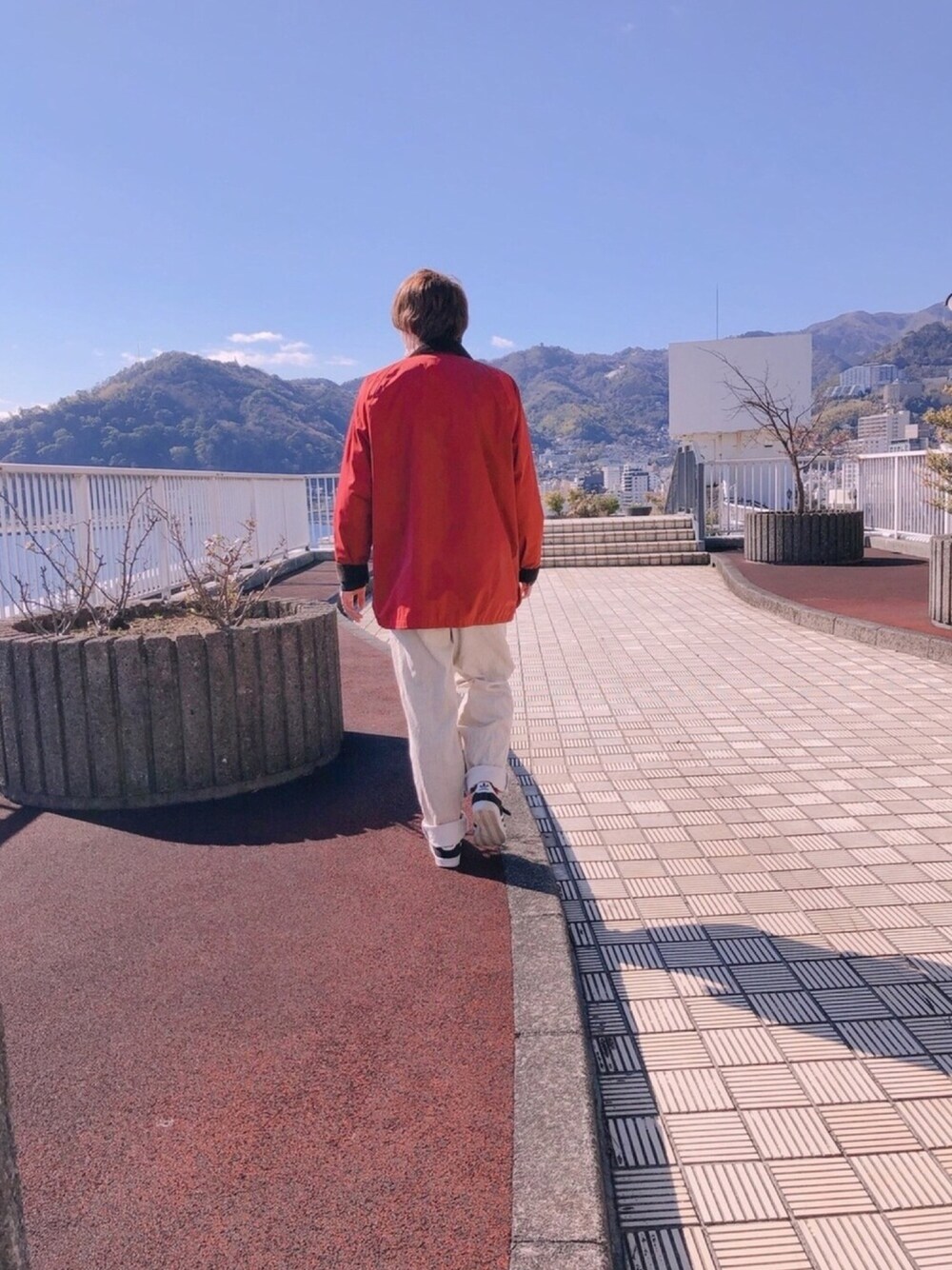「バブアー、コットンジャケット、コーデュロイパンツ、スニーカー、アディダスオリジナルス」｜「usedのアイテム（ジャケット/アウター、レッド系）」を使った、スメアゴルさん（メンズ・178cm）の冬コーディネートの1枚目の写真