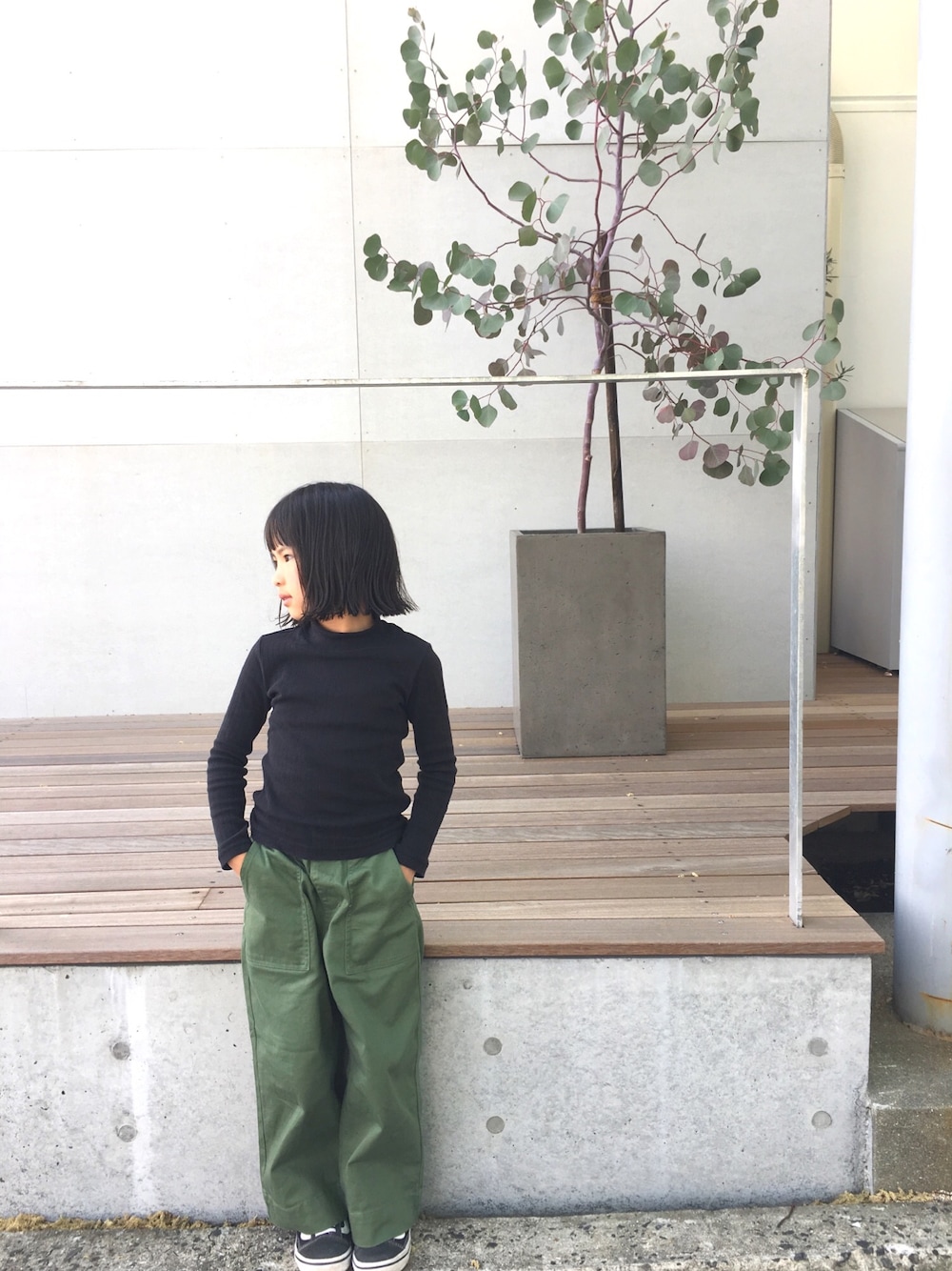 「GLOBAL WORKのアイテム（トップス、ブラック系）」を使った、moaさん（キッズ・110cm）の春コーディネートの1枚目の写真