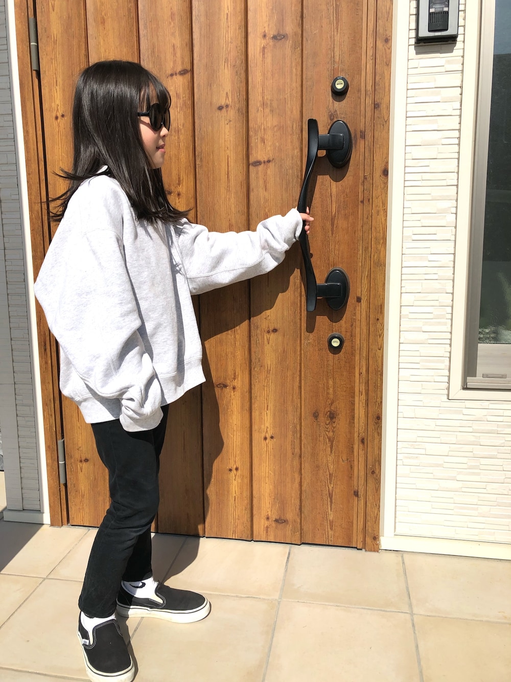「UNIQLOのGIRLS ウルトラストレッチスキニーフィットパンツ（その他パンツ、ホワイト系）」を使った、moaさん（キッズ・122cm）の冬コーディネートの1枚目の写真