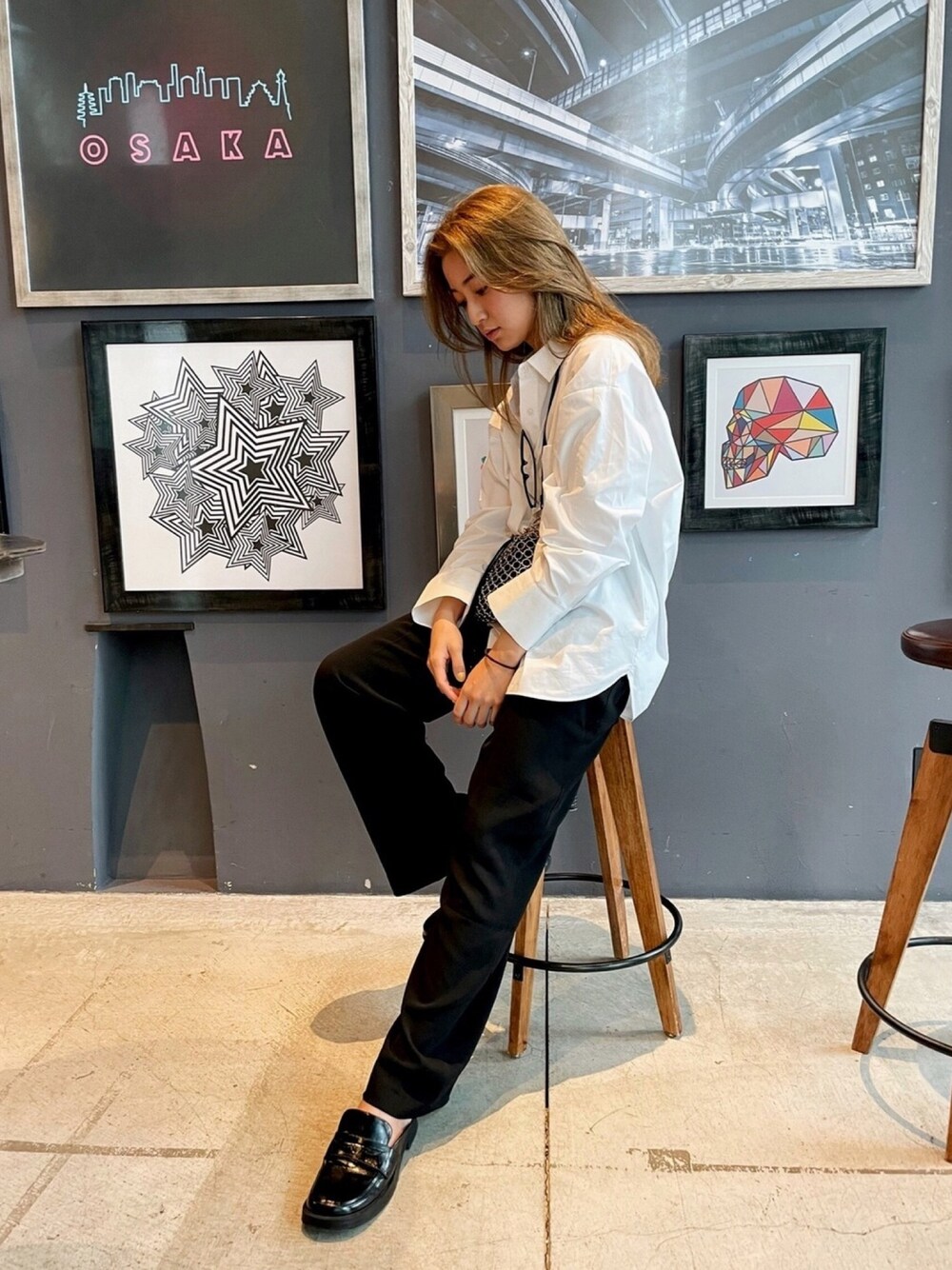 ブラック系のその他パンツ、ホワイト系のシャツ/ブラウス、ブラック系のローファーを着用したレディースの春コーディネートの1枚目の写真