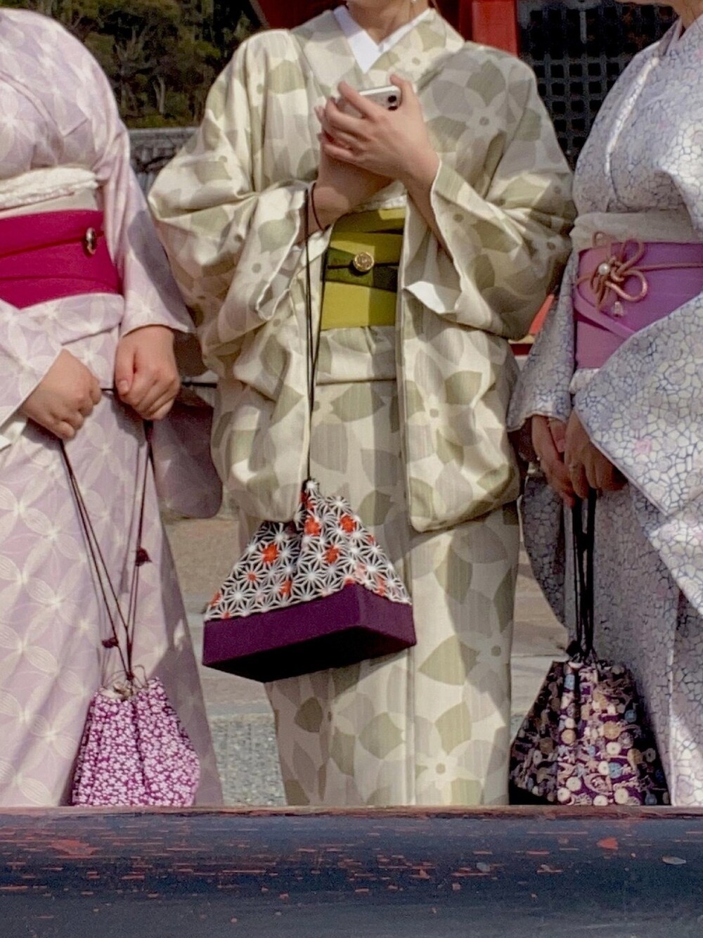 グリーン系の着物、パープル系の着物、ピンク系の着物を着用したレディースの秋コーディネートの1枚目の写真