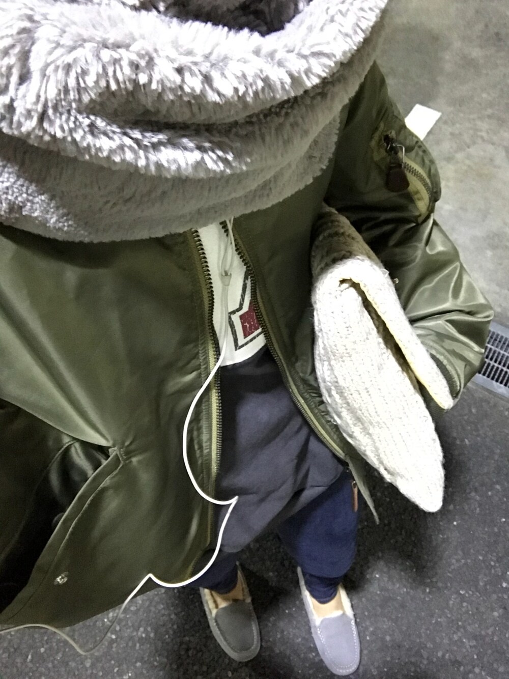 「via jのvia j (ヴィアジェイ) LA "LOGO "BIGトレーナー（スウェット、グレー系）」を使った、Erikaさん（レディース・160cm）の冬コーディネートの1枚目の写真