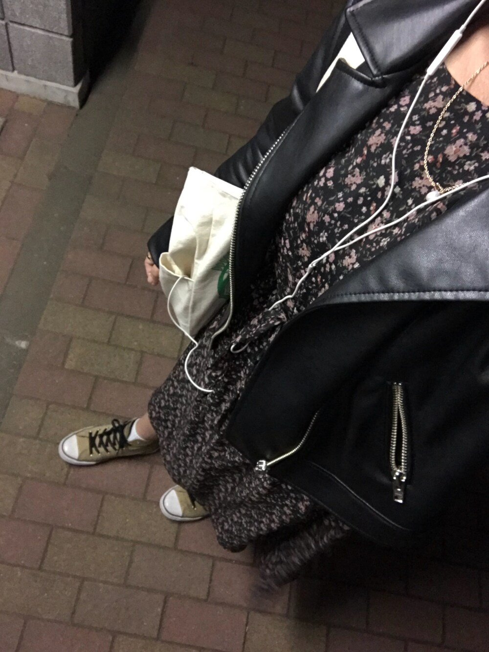 「AZUL by moussyの合皮ダブルライダースJK（その他アウター、ブラック系）」を使った、Erikaさん（レディース・160cm）の春コーディネートの1枚目の写真