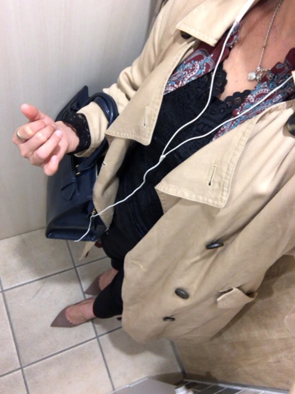 「ROPE' PICNICのスカラップレースインナーカットソー（Tシャツ/カットソー、ブラック系）」を使った、Erikaさん（レディース・160cm）の春コーディネートの1枚目の写真