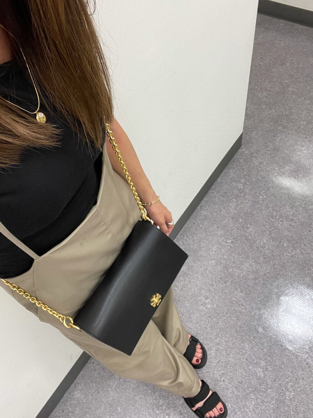 「Ungridのサスペンダー付きルーズパンツ（つなぎ/オールインワン、ベージュ系）」を使った、Erikaさん（レディース・160cm）の夏コーディネートの1枚目の写真
