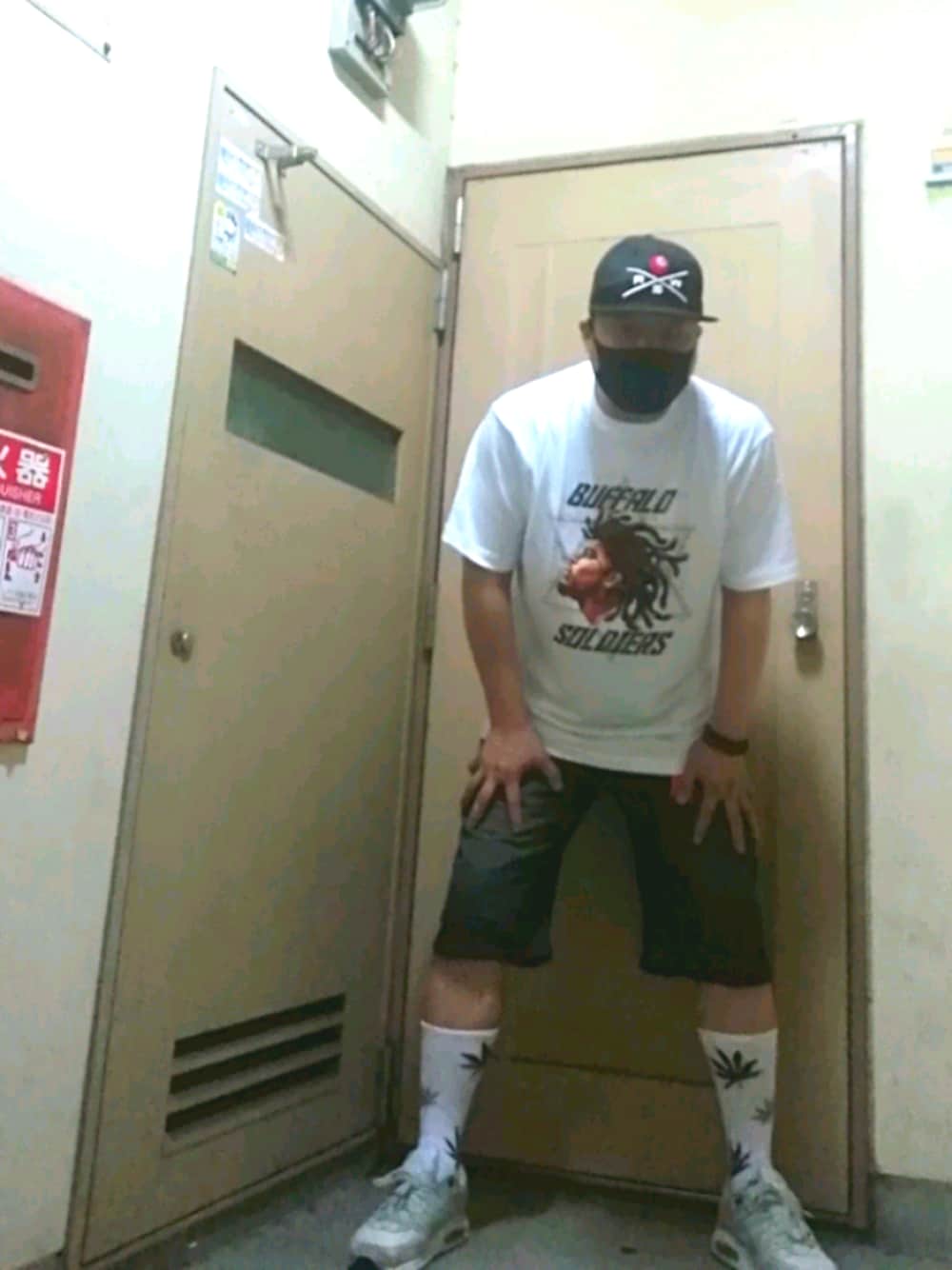 「夏コーデ、夏だ！Tシャツ着よう！、ビッグシルエット、ストリート、ラフ、白Tシャツ、デニムパンツ、キャップ、ストリート系」｜「MURALのアイテム（Tシャツ/カットソー、ホワイト系）」を使った、🌴-MASA-🌴 さん（メンズ・174cm）の夏コーディネートの1枚目の写真