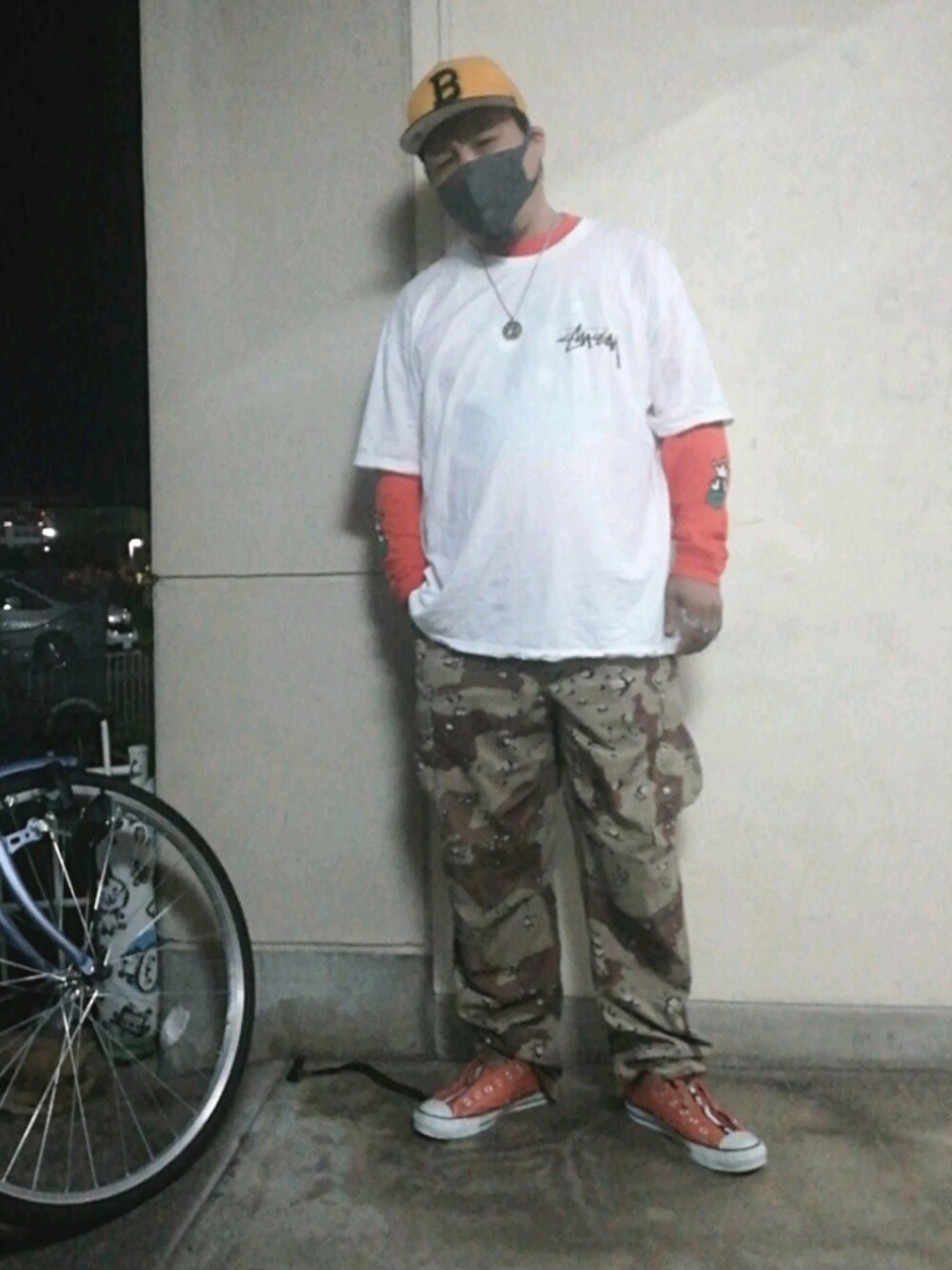 「ストリート、キャップ、レイヤードスタイル、ロンT、カーゴパンツ、CONVERSE オレンジ、47 BRAND、KING SIZE、stussy、スリッポン」｜「冷感マスク😷のアイテム（パック/フェイスマスク、グレー系）」を使った、🌴-MASA-🌴 さん（メンズ・174cm）の秋コーディネートの1枚目の写真