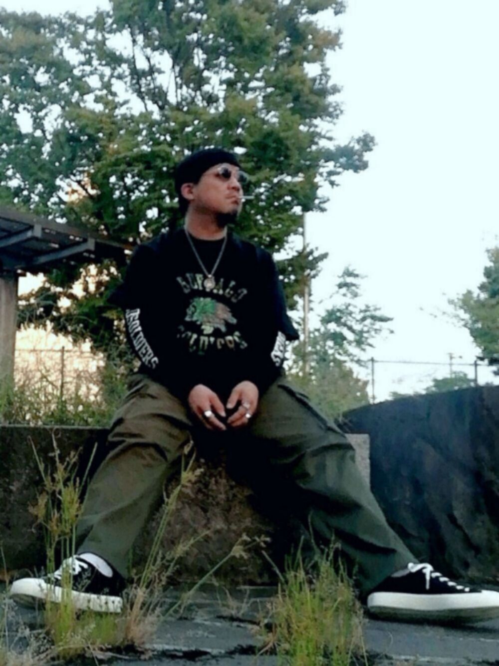 ブラック系のTシャツ/カットソー、ブラック系のジャケット/アウター、ブラック系のスニーカーを着用したメンズの秋コーディネートの1枚目の写真