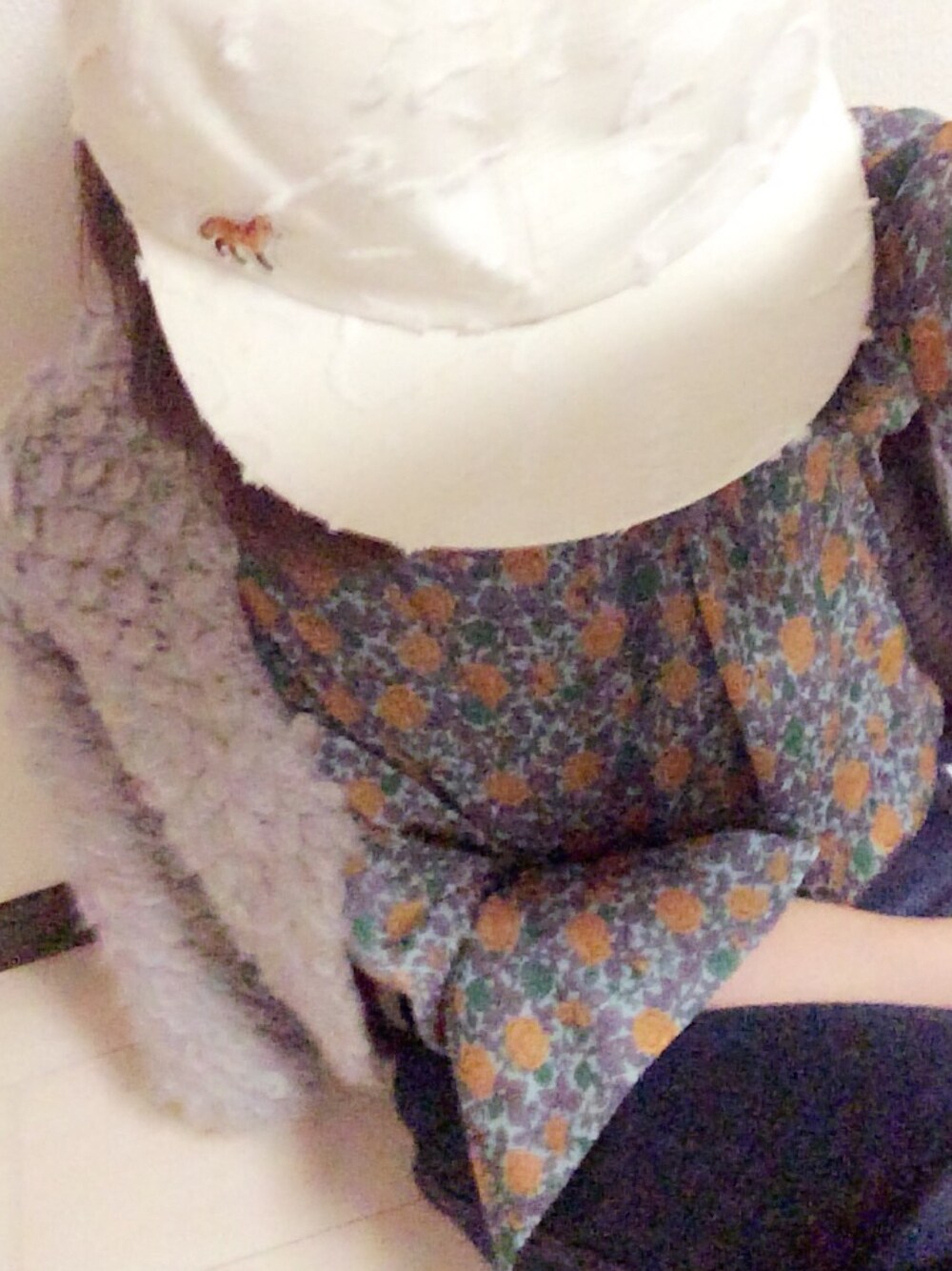 「休日スタイル、パンツスタイル、デニム、キャップ、カーディガン、花柄、カジュアル、スニーカーコーデ、春コーデ」｜「DHOLICのアイテム（シャツ/ブラウス、その他）」を使った、mi✧さん（レディース・164cm）の春コーディネートの1枚目の写真